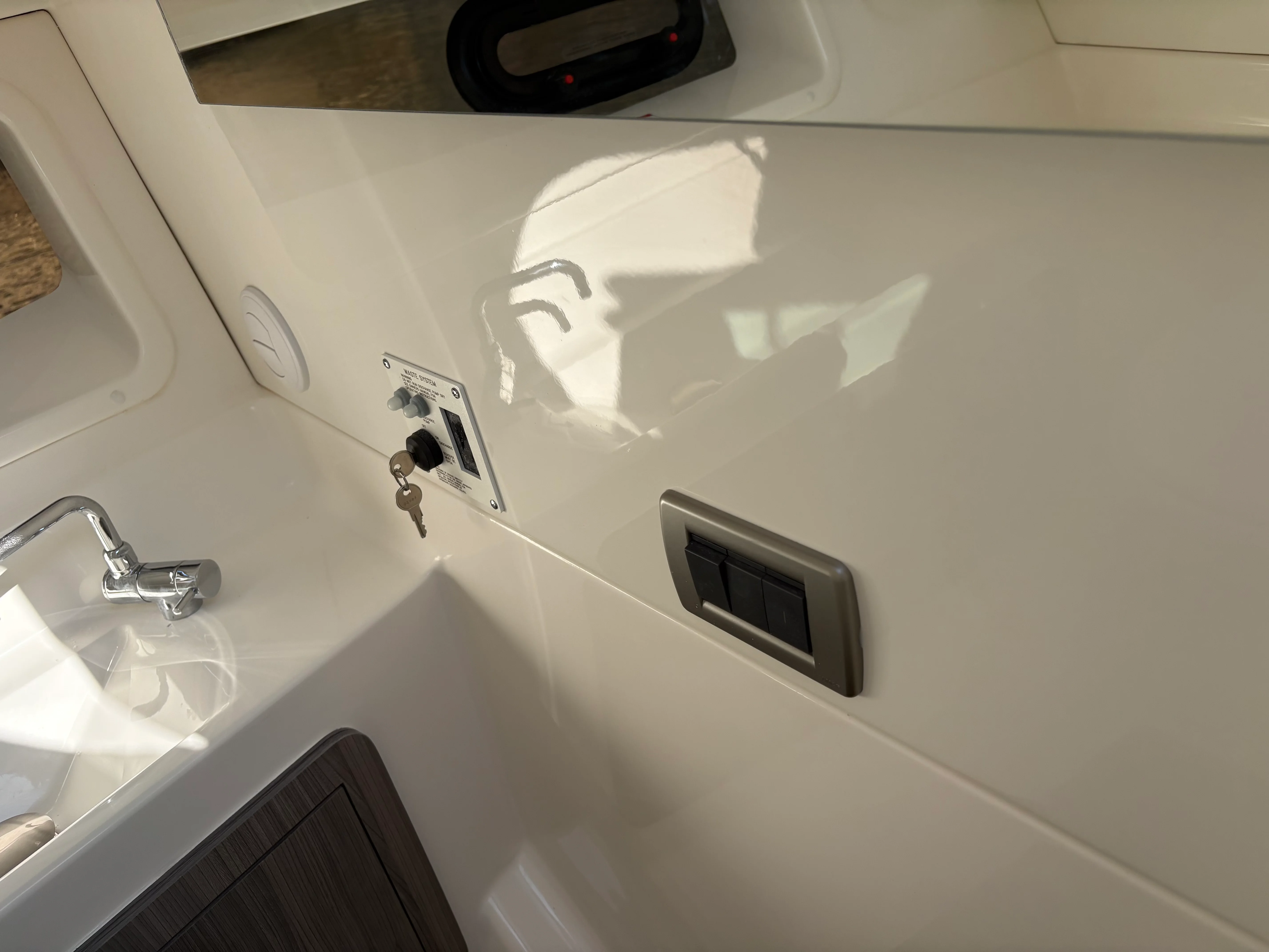 2026 Sea Ray SLX 350 Outboard Image Thumbnail #36