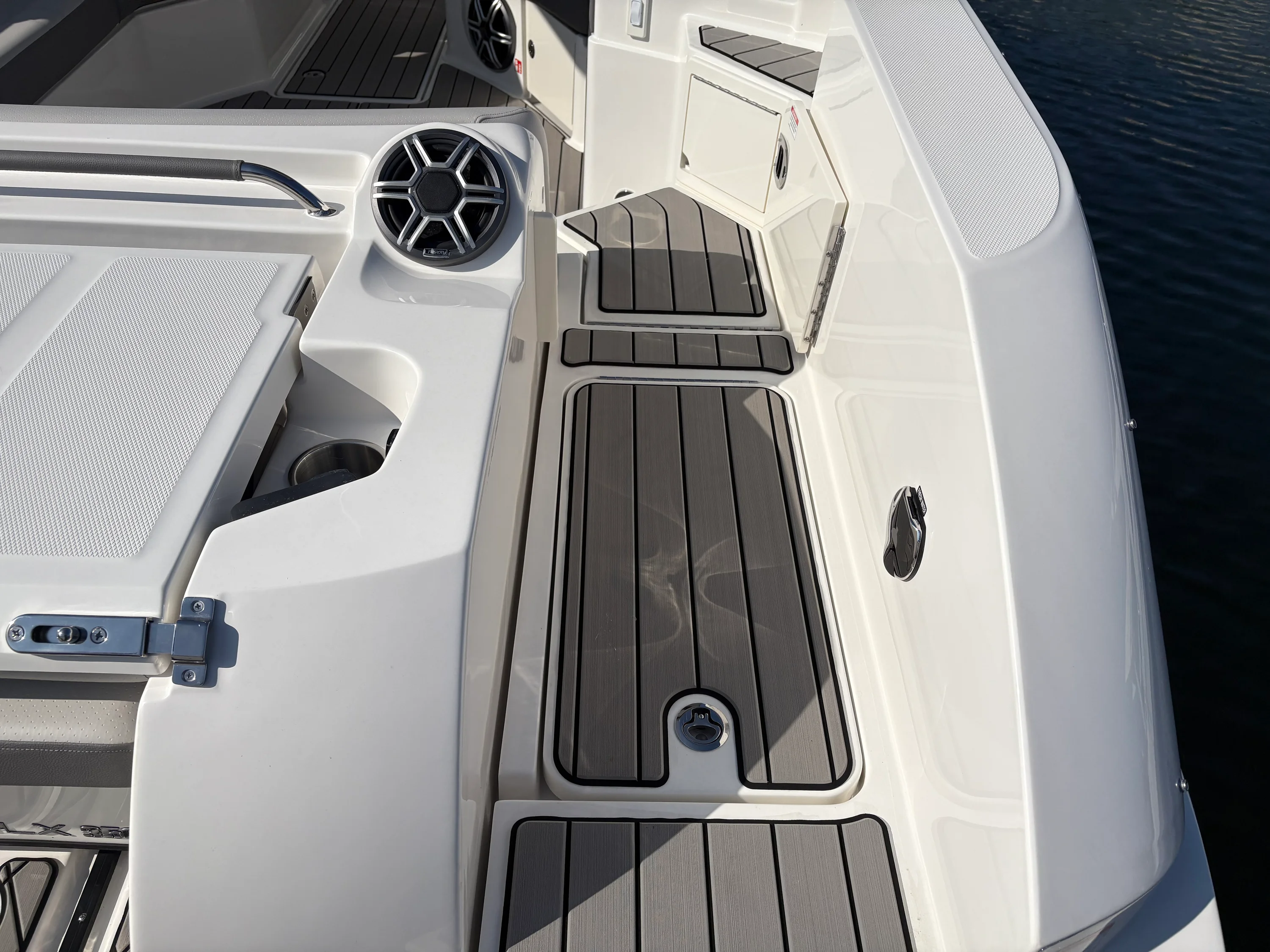 2026 Sea Ray SLX 350 Outboard Image Thumbnail #11