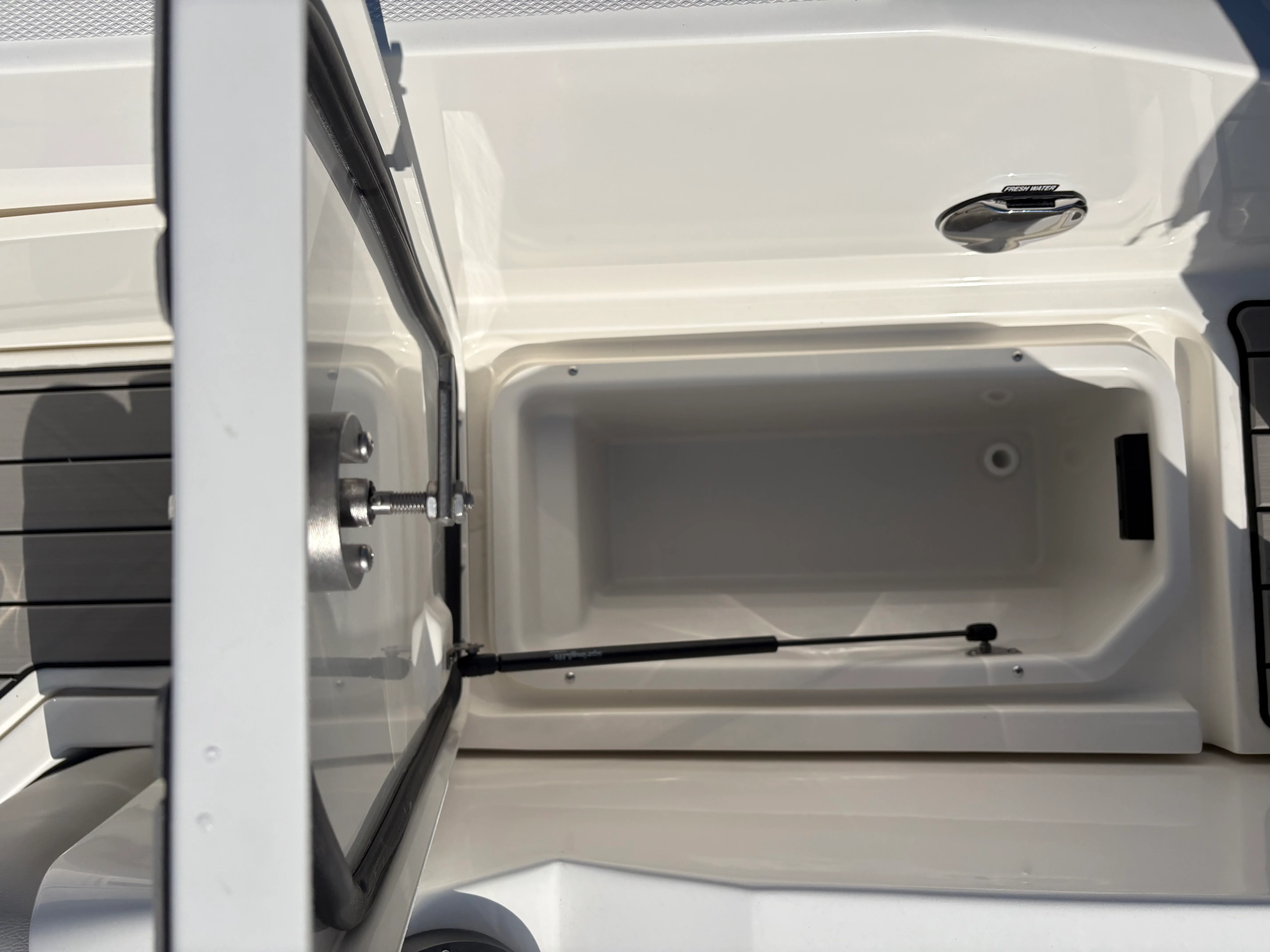 2026 Sea Ray SLX 350 Outboard Image Thumbnail #9