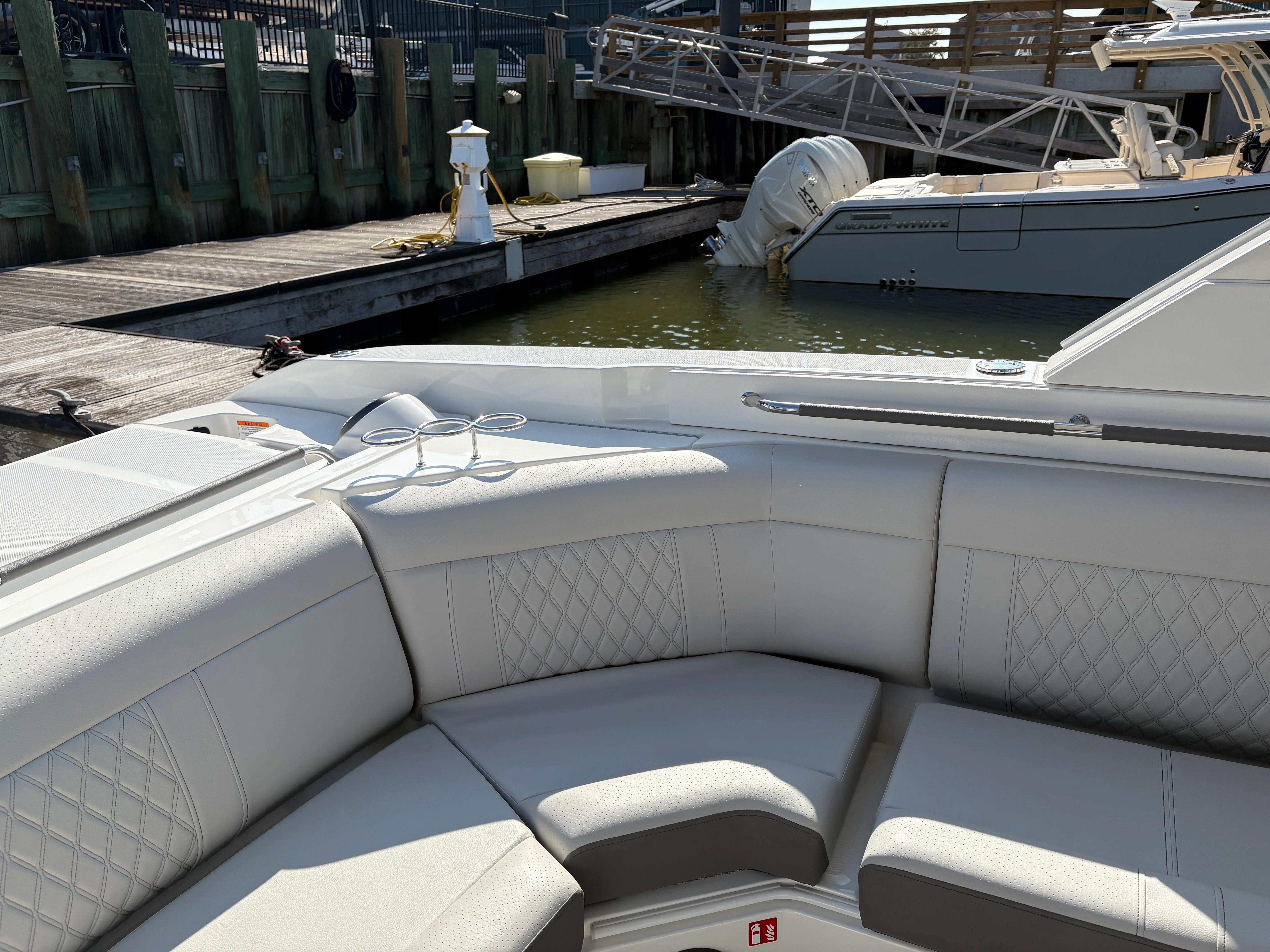 2026 Sea Ray SLX 350 Outboard Image Thumbnail #18