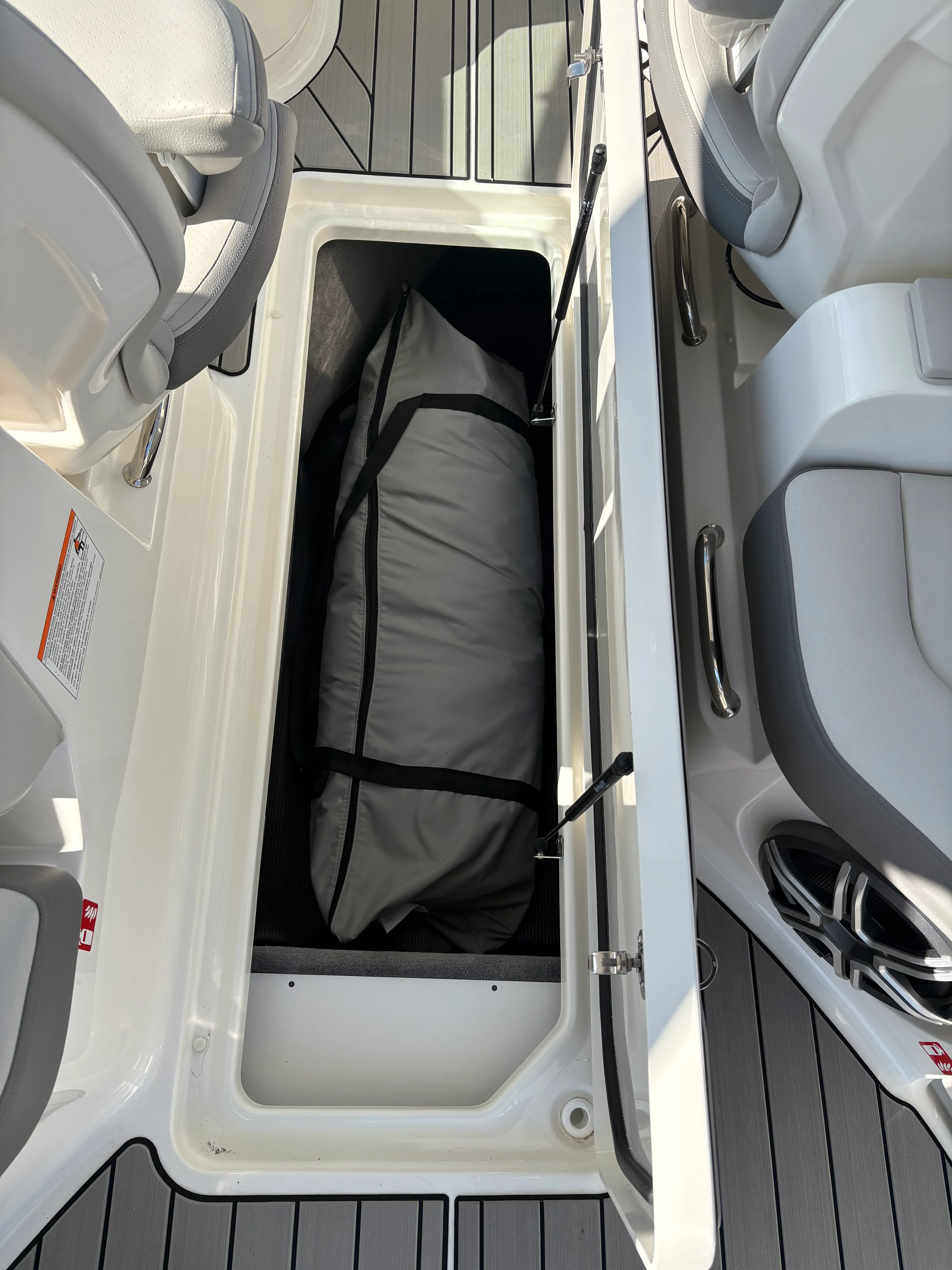 2026 Sea Ray SLX 350 Outboard Image Thumbnail #19