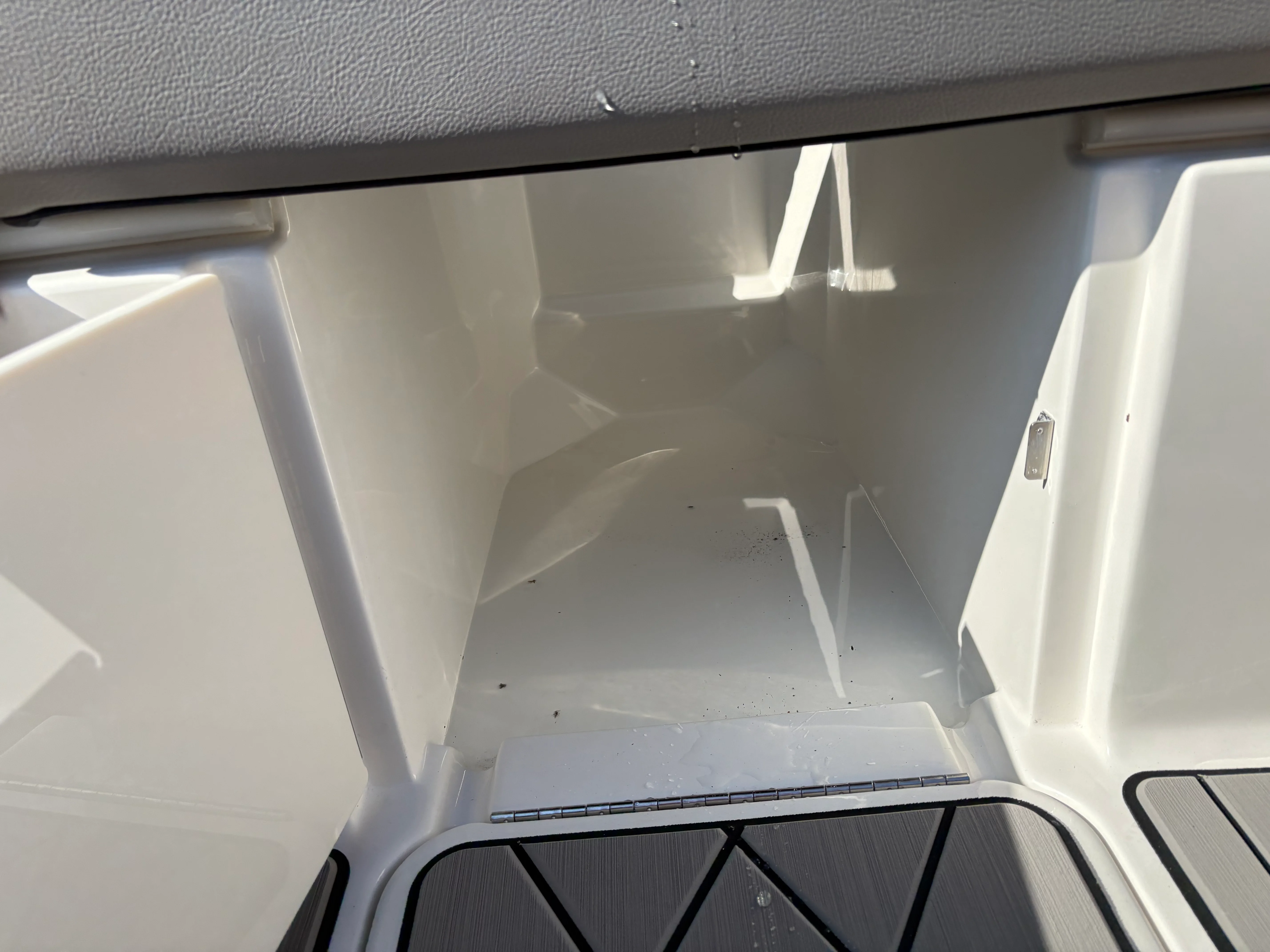 2026 Sea Ray SLX 350 Outboard Image Thumbnail #42