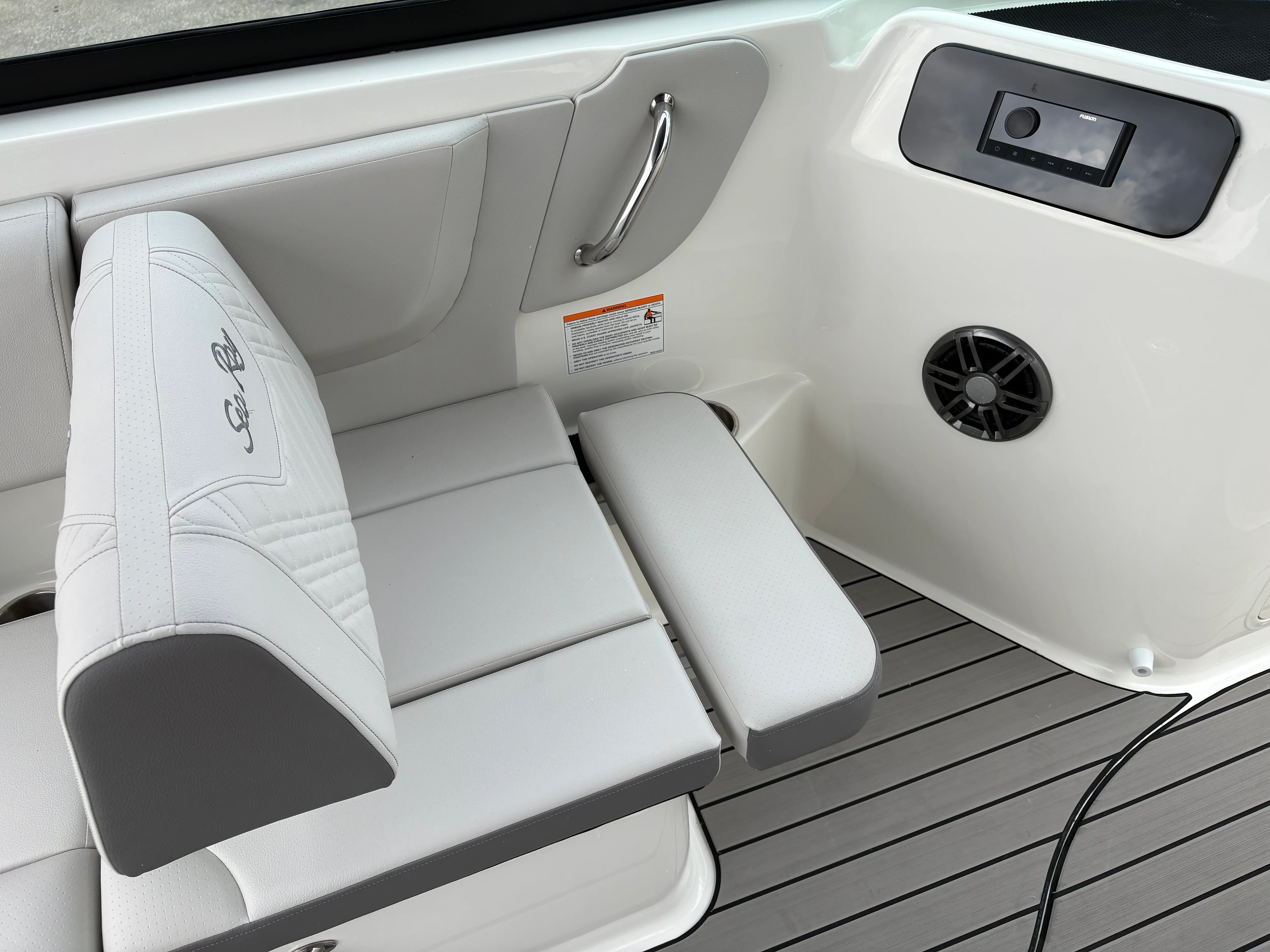 2026 Sea Ray SDX 230 Outboard Image Thumbnail #6