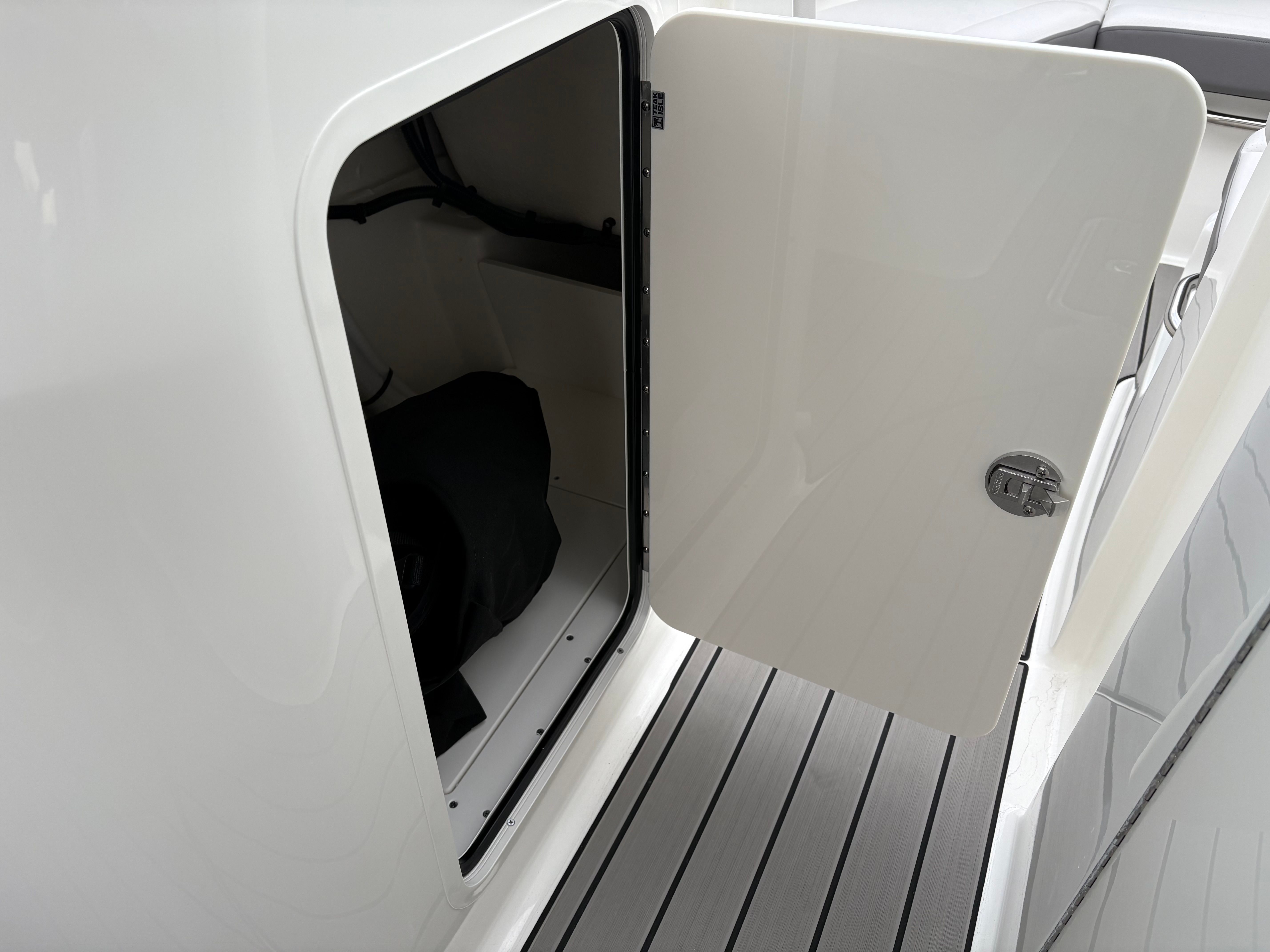 2026 Sea Ray SDX 230 Outboard Image Thumbnail #17