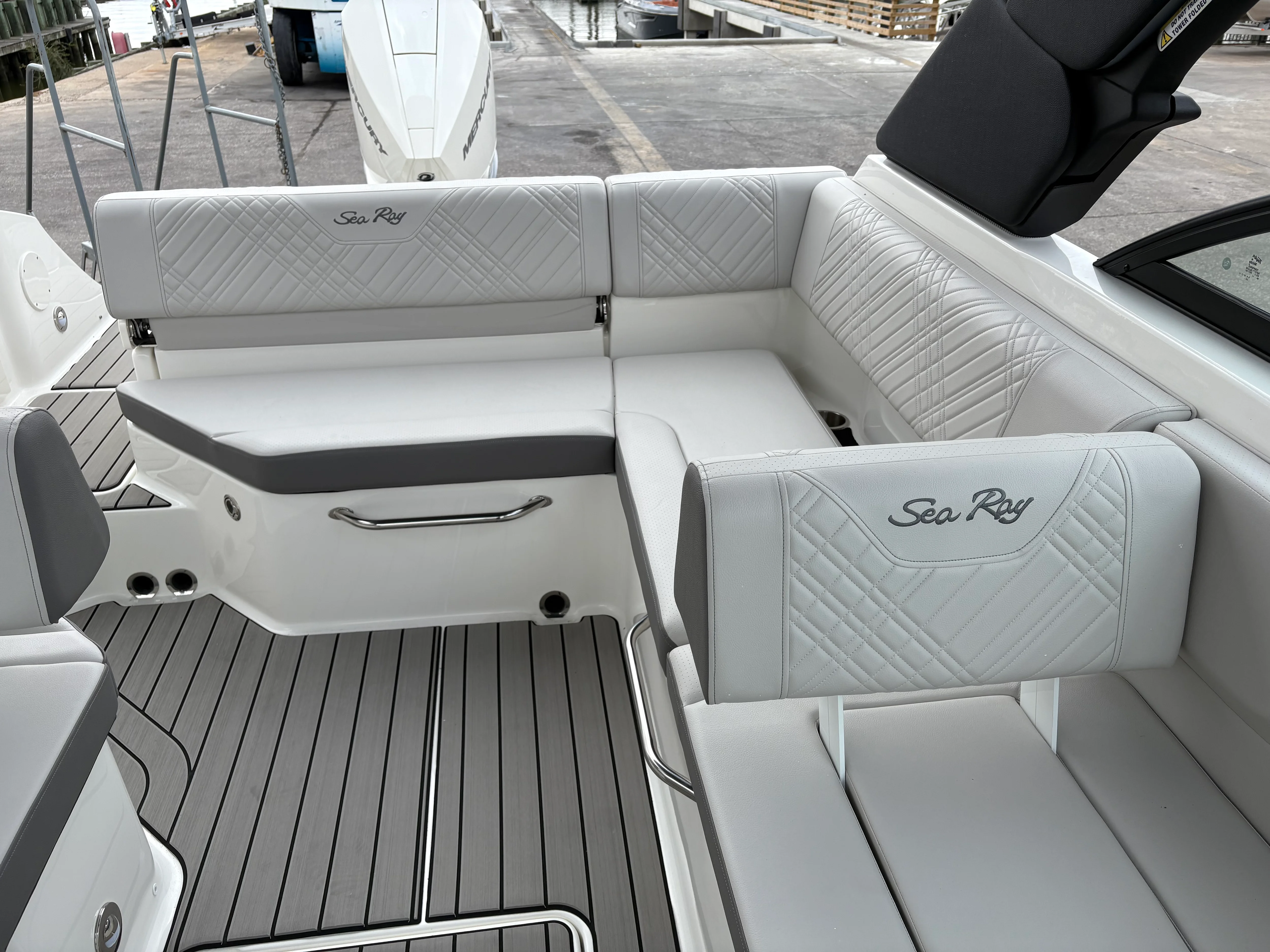 2026 Sea Ray SDX 230 Outboard Image Thumbnail #9