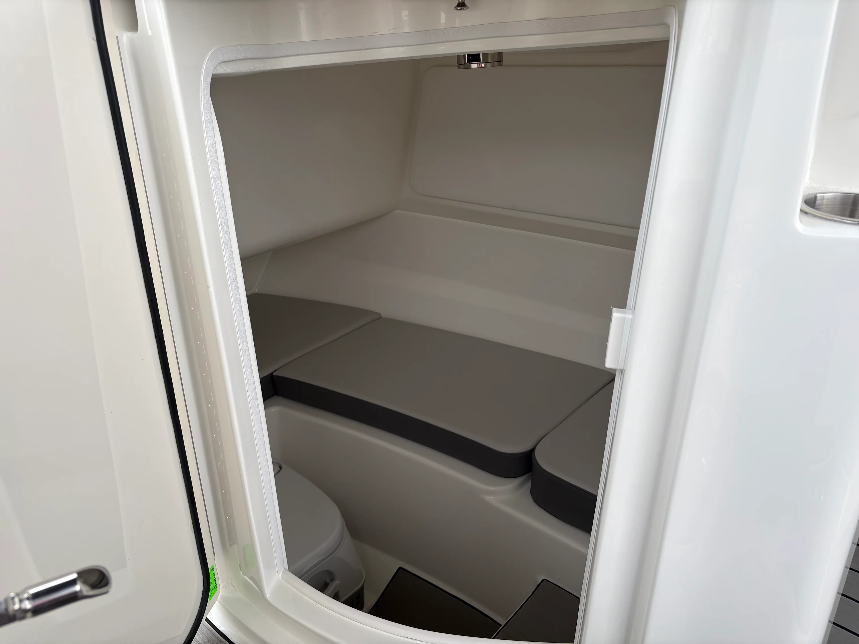 2026 Sea Ray SDX 230 Outboard Image Thumbnail #11