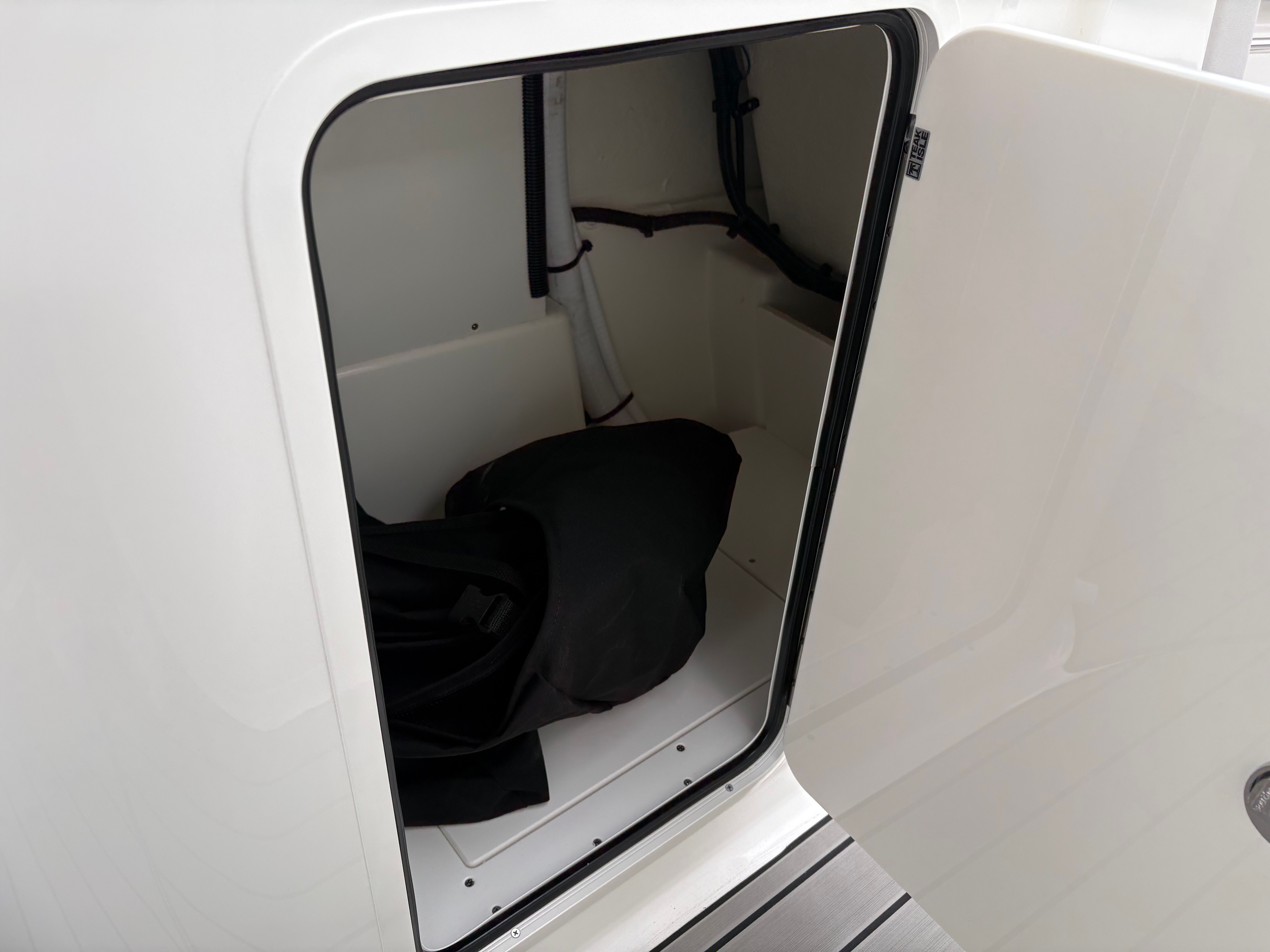 2026 Sea Ray SDX 230 Outboard Image Thumbnail #16