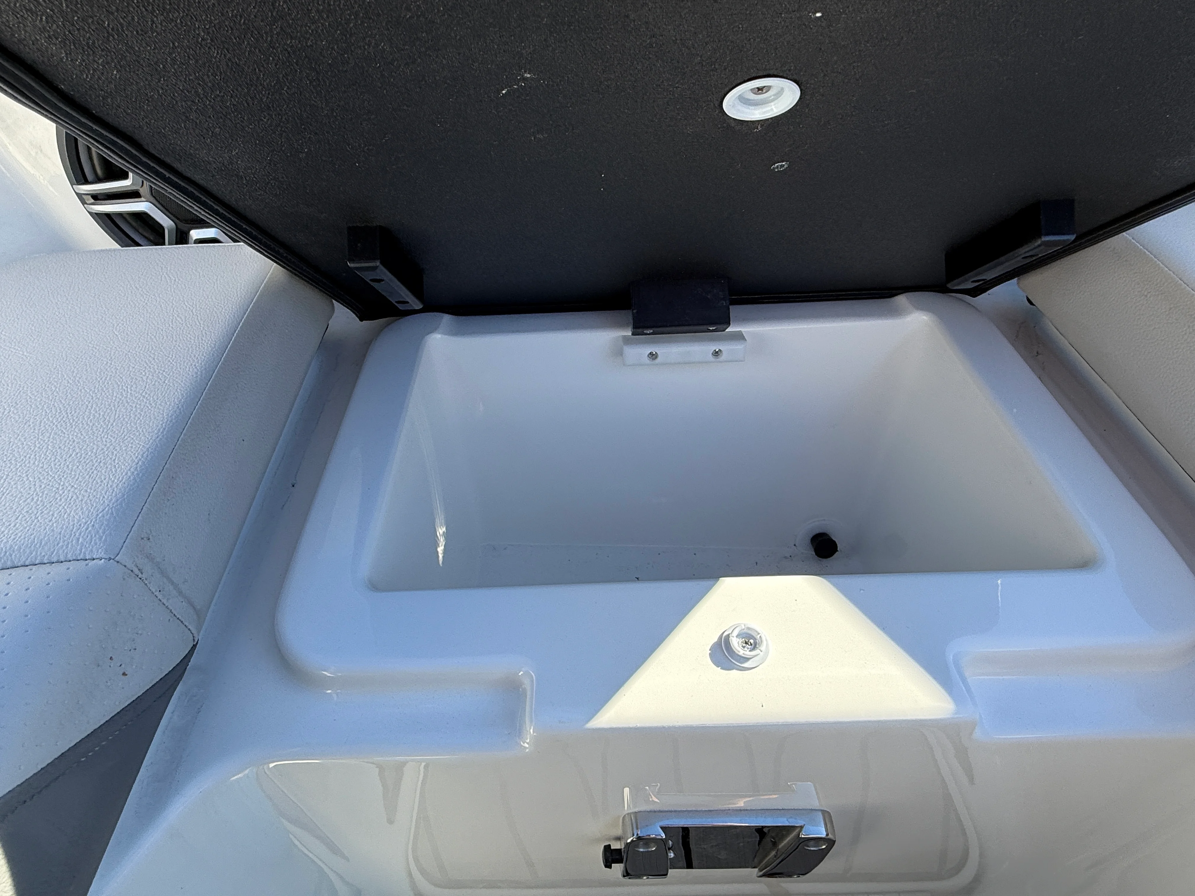 2026 Sea Ray SDX 250 Outboard Image Thumbnail #13