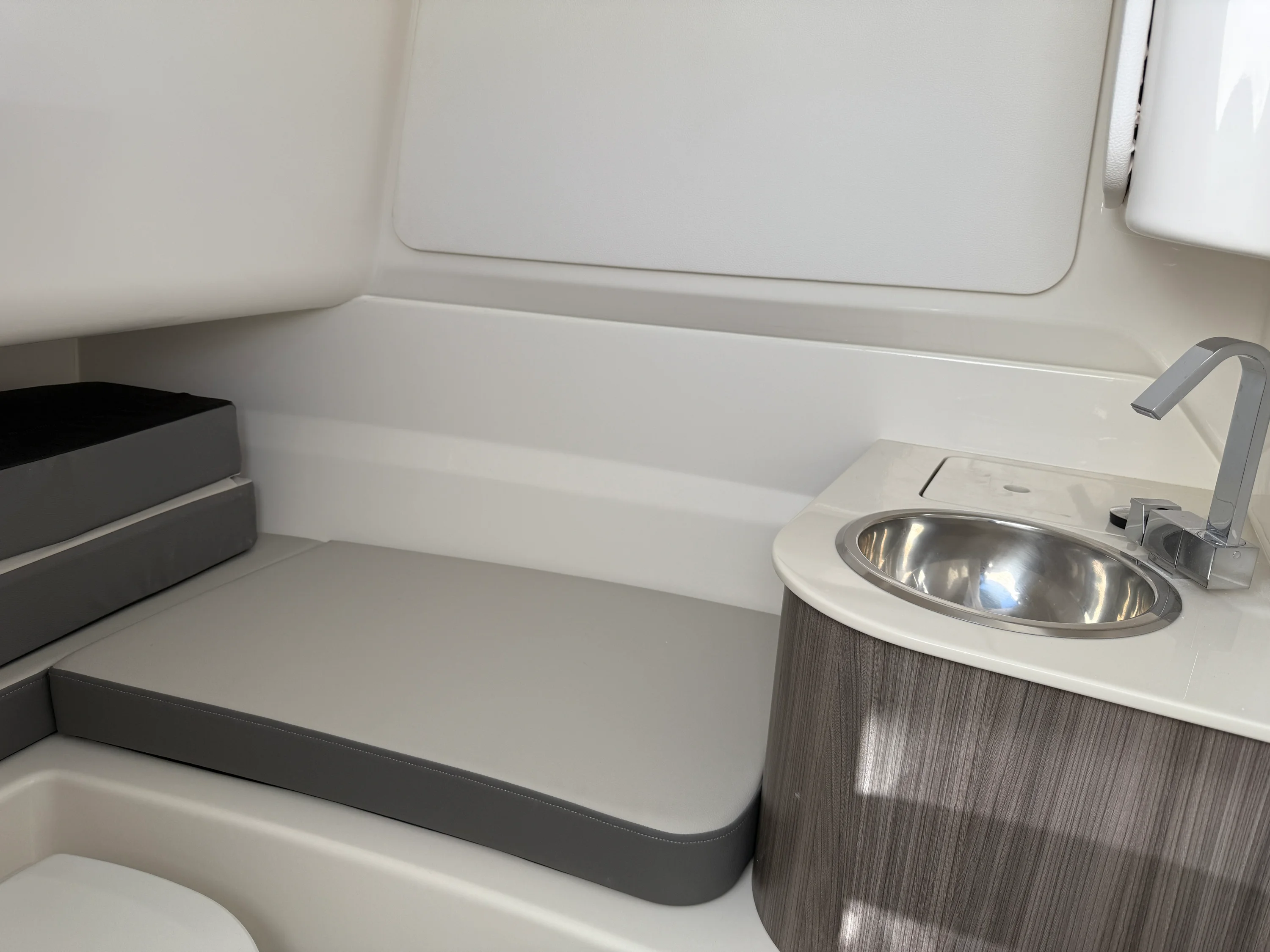 2026 Sea Ray SDX 250 Outboard Image Thumbnail #9