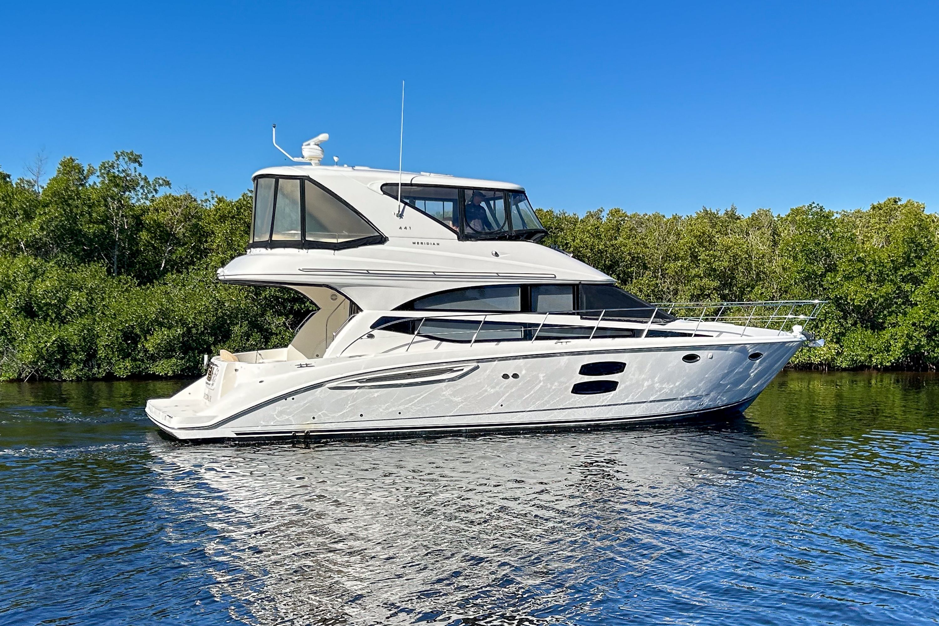 2015 Meridian 441 SEDAN BRIDGE Image Thumbnail #1