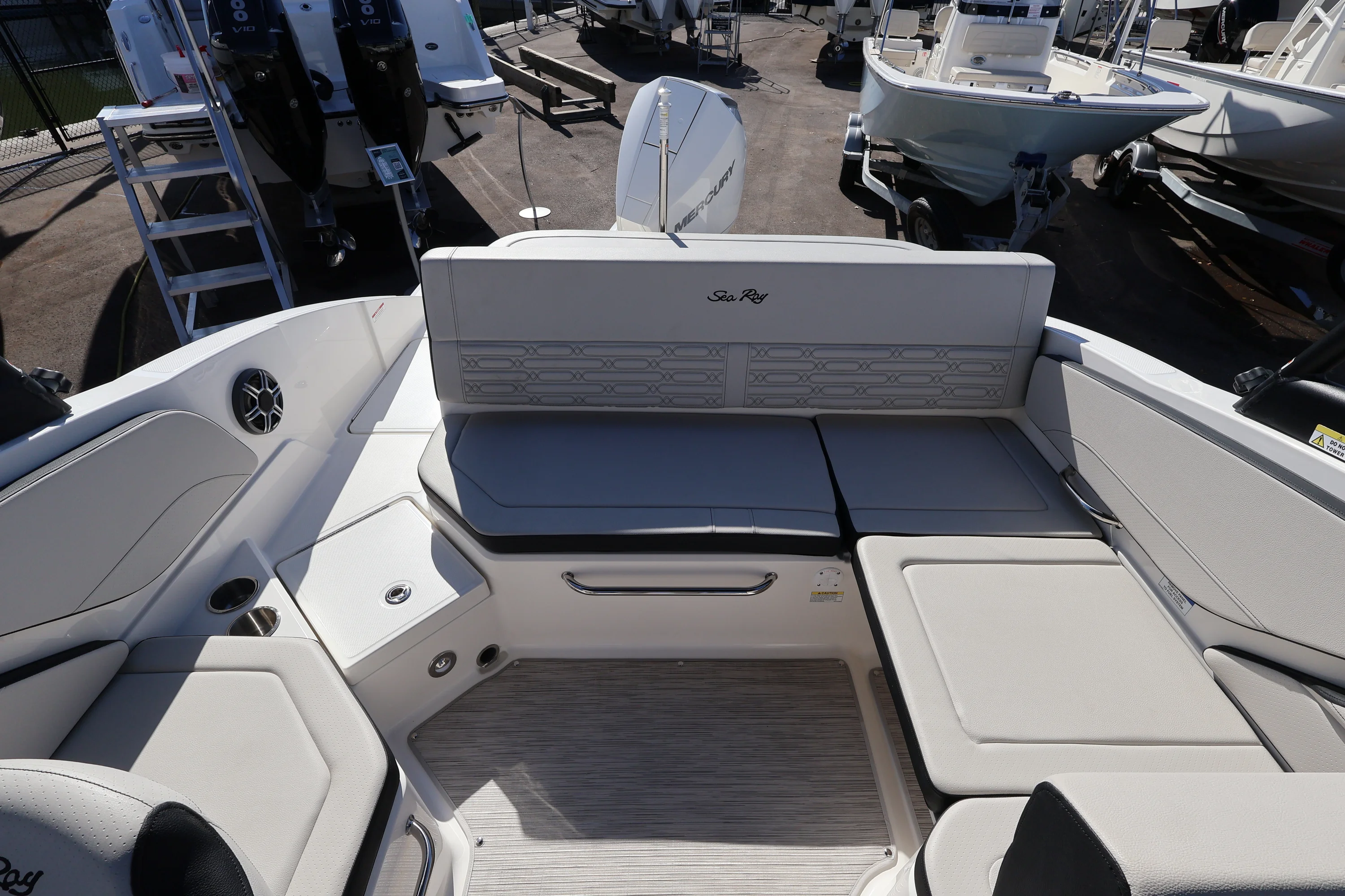 2026 Sea Ray SPX 210 Outboard Image Thumbnail #9