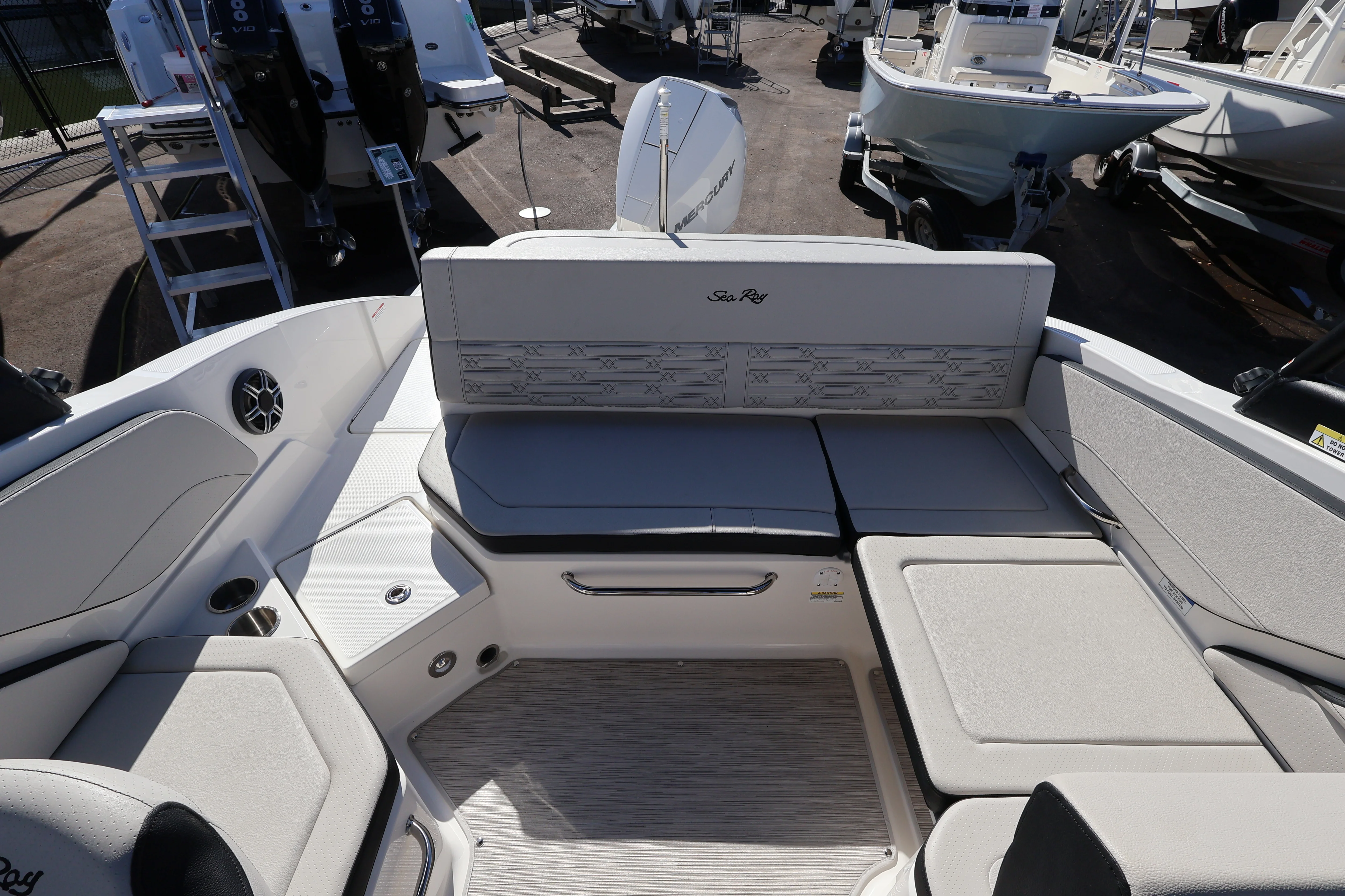 2026 Sea Ray SPX 210 Outboard Image Thumbnail #9