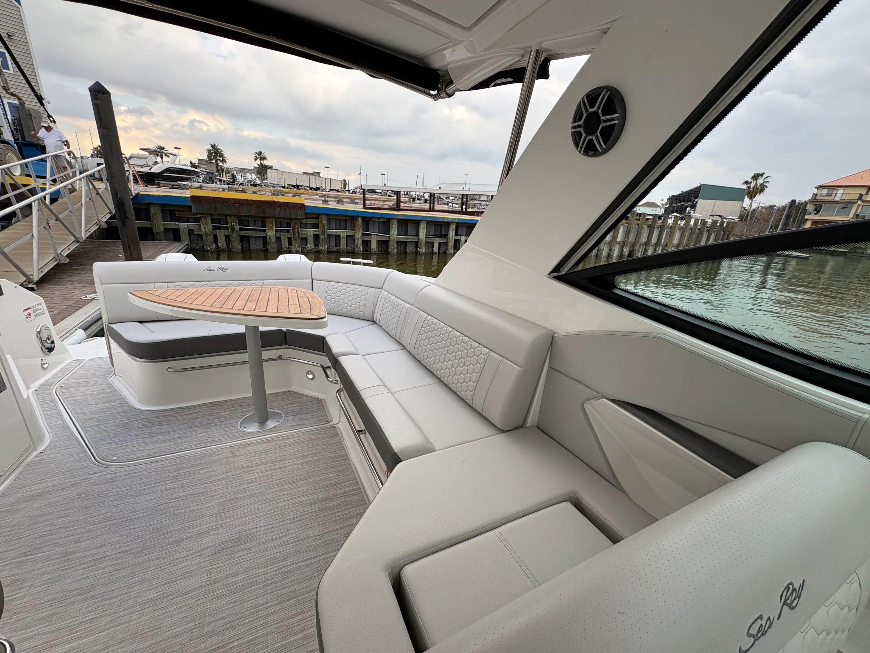 2026 Sea Ray Sundancer 320 Outboard Image Thumbnail #29