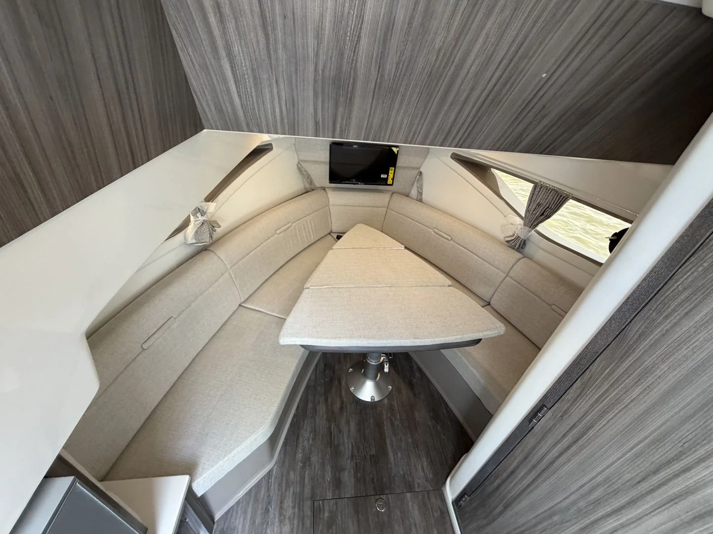 2026 Sea Ray Sundancer 320 Outboard Image Thumbnail #60