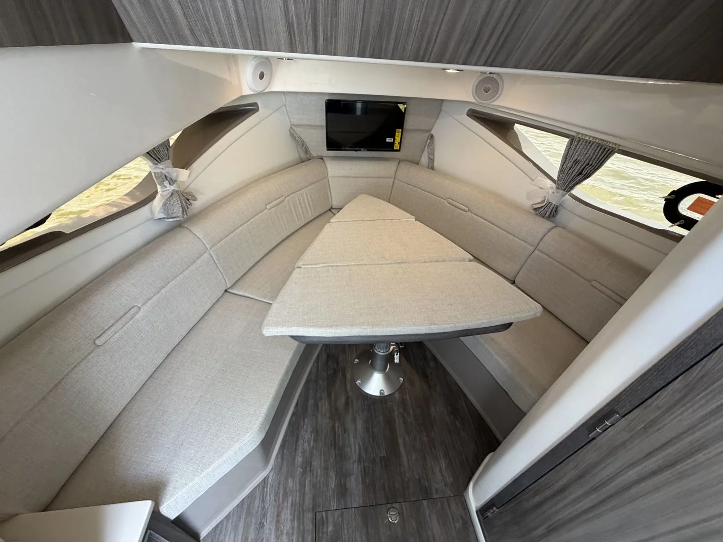 2026 Sea Ray Sundancer 320 Outboard Image Thumbnail #59