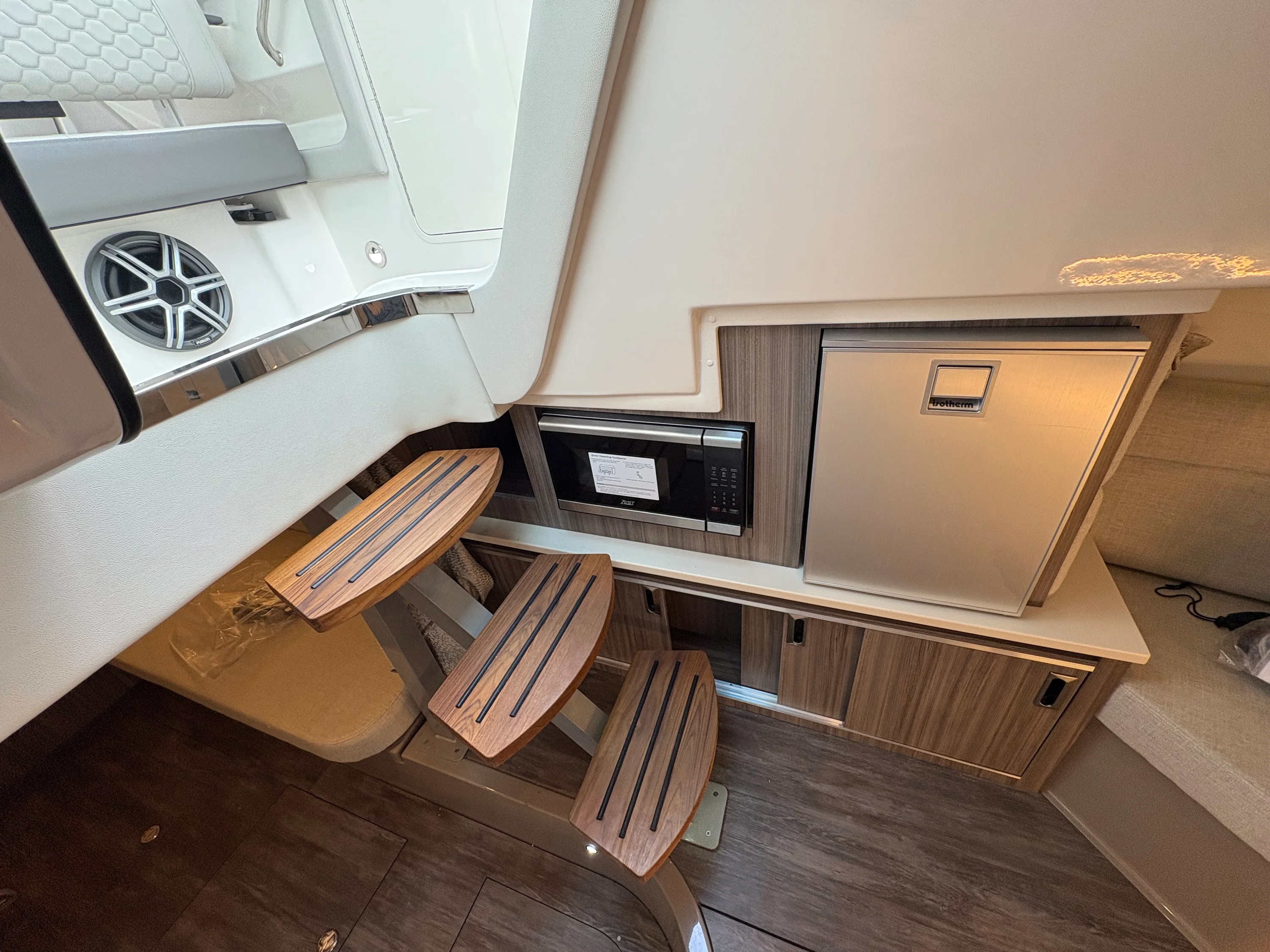 2026 Sea Ray Sundancer 320 Outboard Image Thumbnail #23