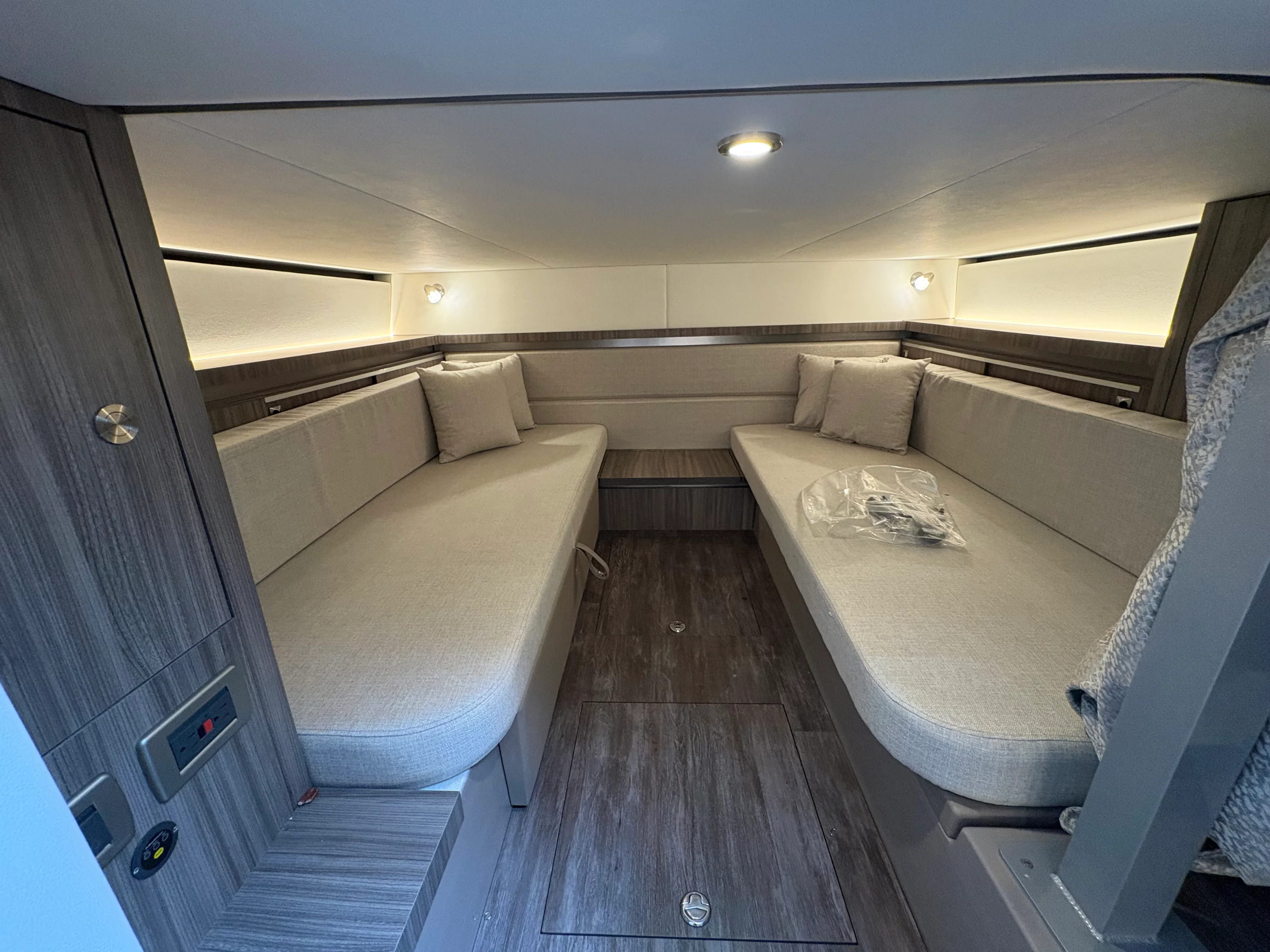 2026 Sea Ray Sundancer 320 Outboard Image Thumbnail #19