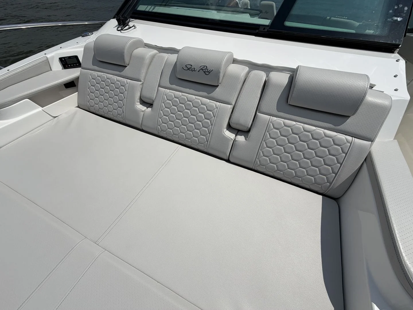 2026 Sea Ray Sundancer 320 Outboard Image Thumbnail #33