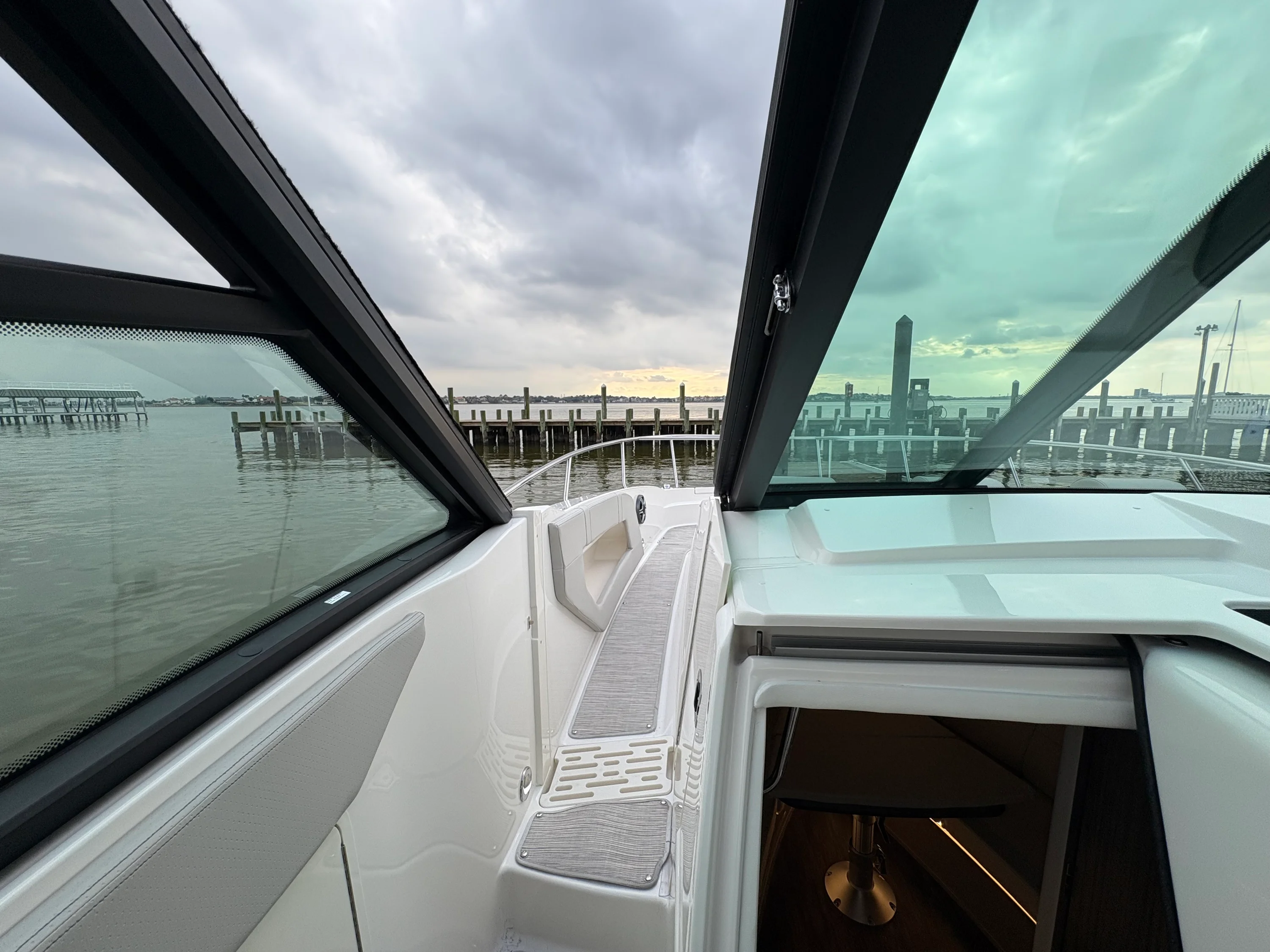 2026 Sea Ray Sundancer 320 Outboard Image Thumbnail #17