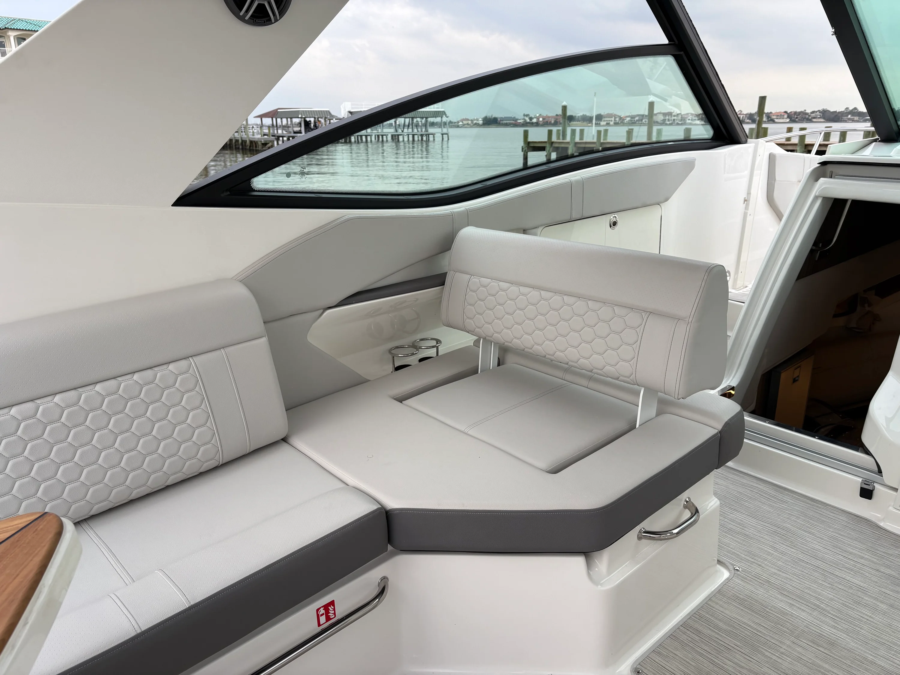 2026 Sea Ray Sundancer 320 Outboard Image Thumbnail #33