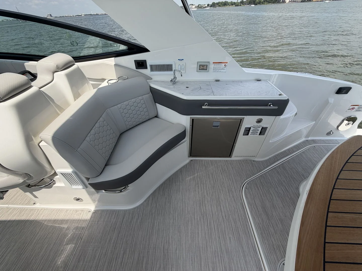 2026 Sea Ray Sundancer 320 Outboard Image Thumbnail #46