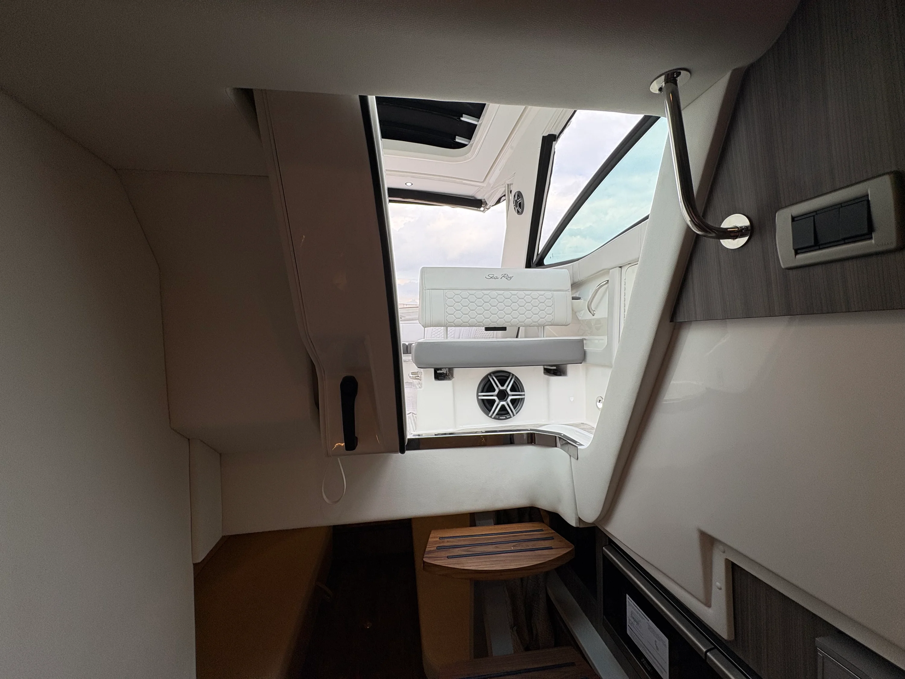 2026 Sea Ray Sundancer 320 Outboard Image Thumbnail #18