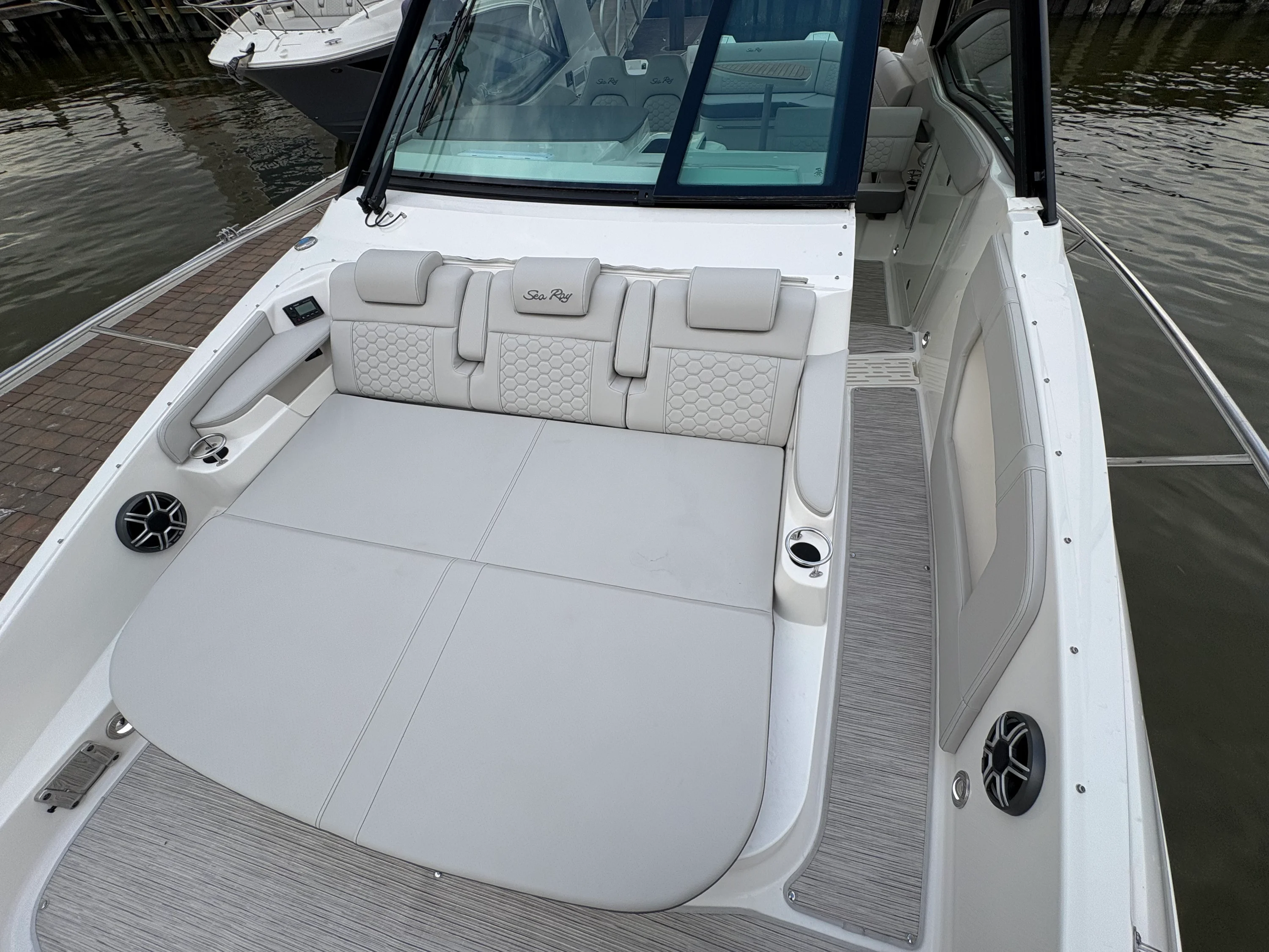 2026 Sea Ray Sundancer 320 Outboard Image Thumbnail #14