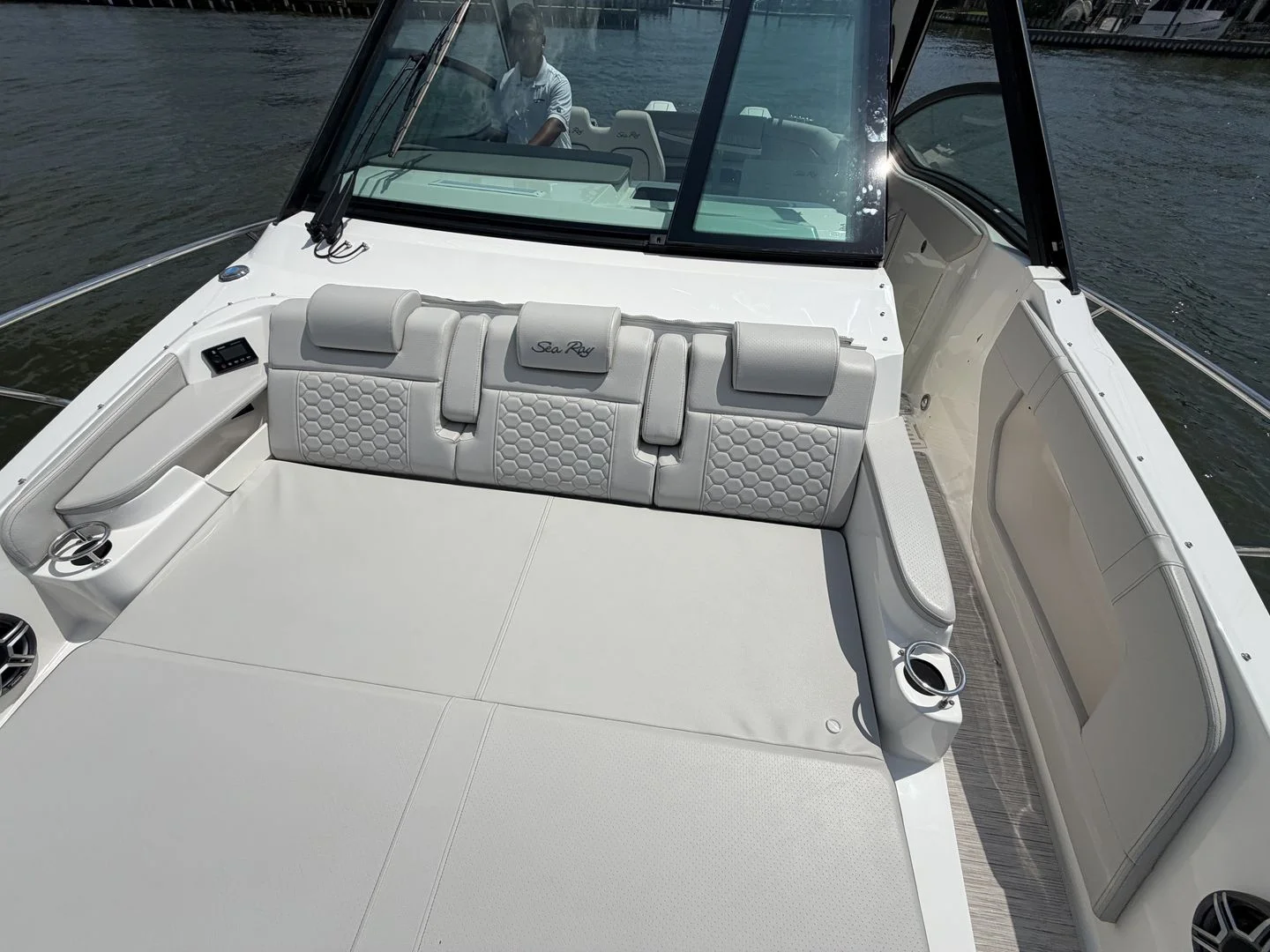 2026 Sea Ray Sundancer 320 Outboard Image Thumbnail #32