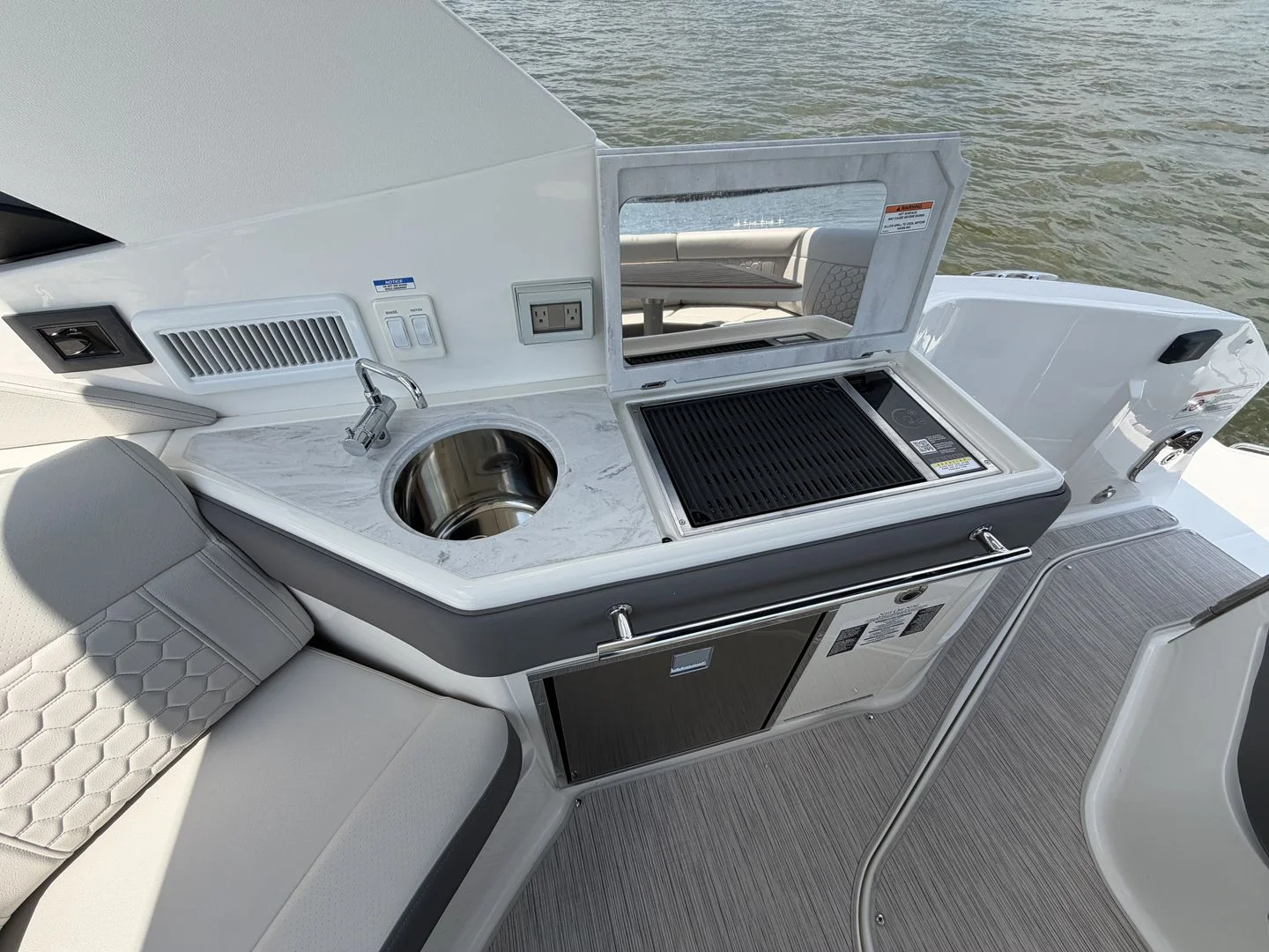 2026 Sea Ray Sundancer 320 Outboard Image Thumbnail #53