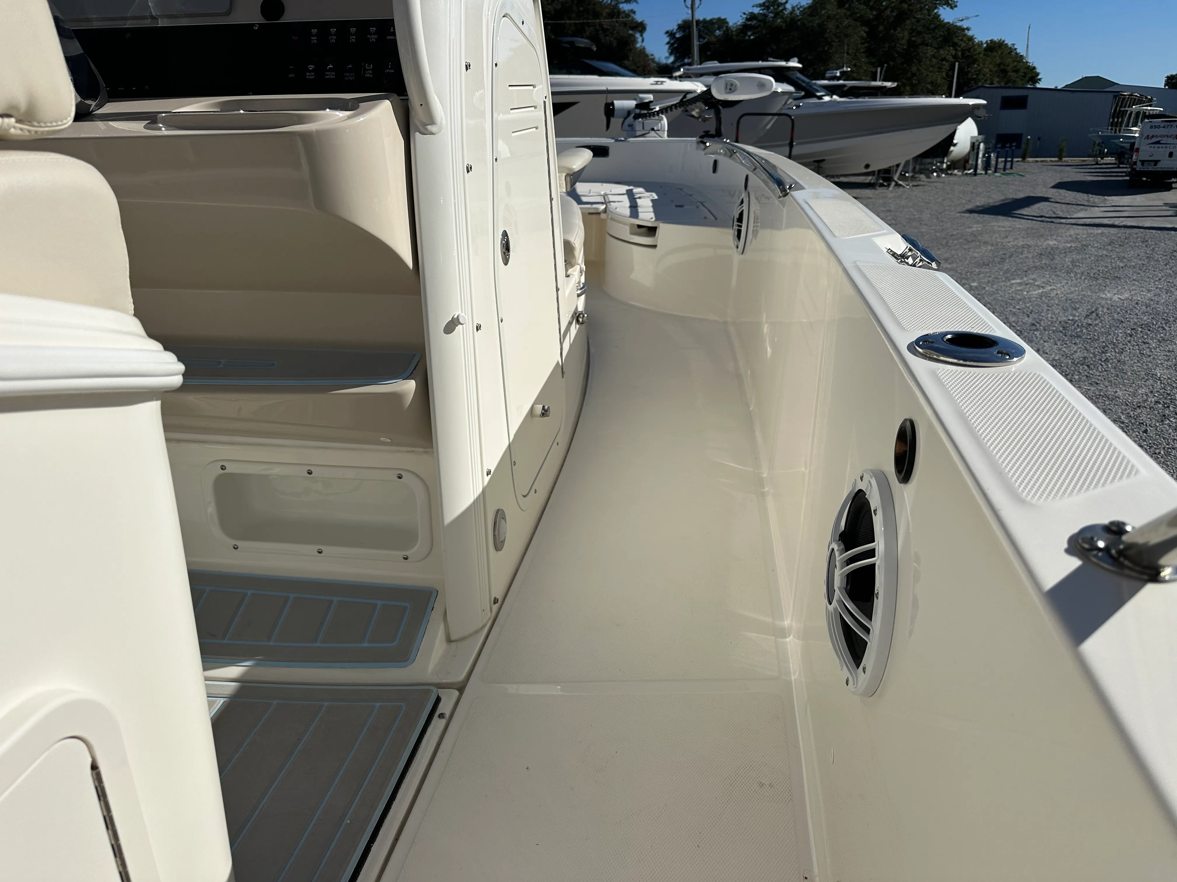 2022 Boston Whaler 270 DAUNTLESS Image Thumbnail #14