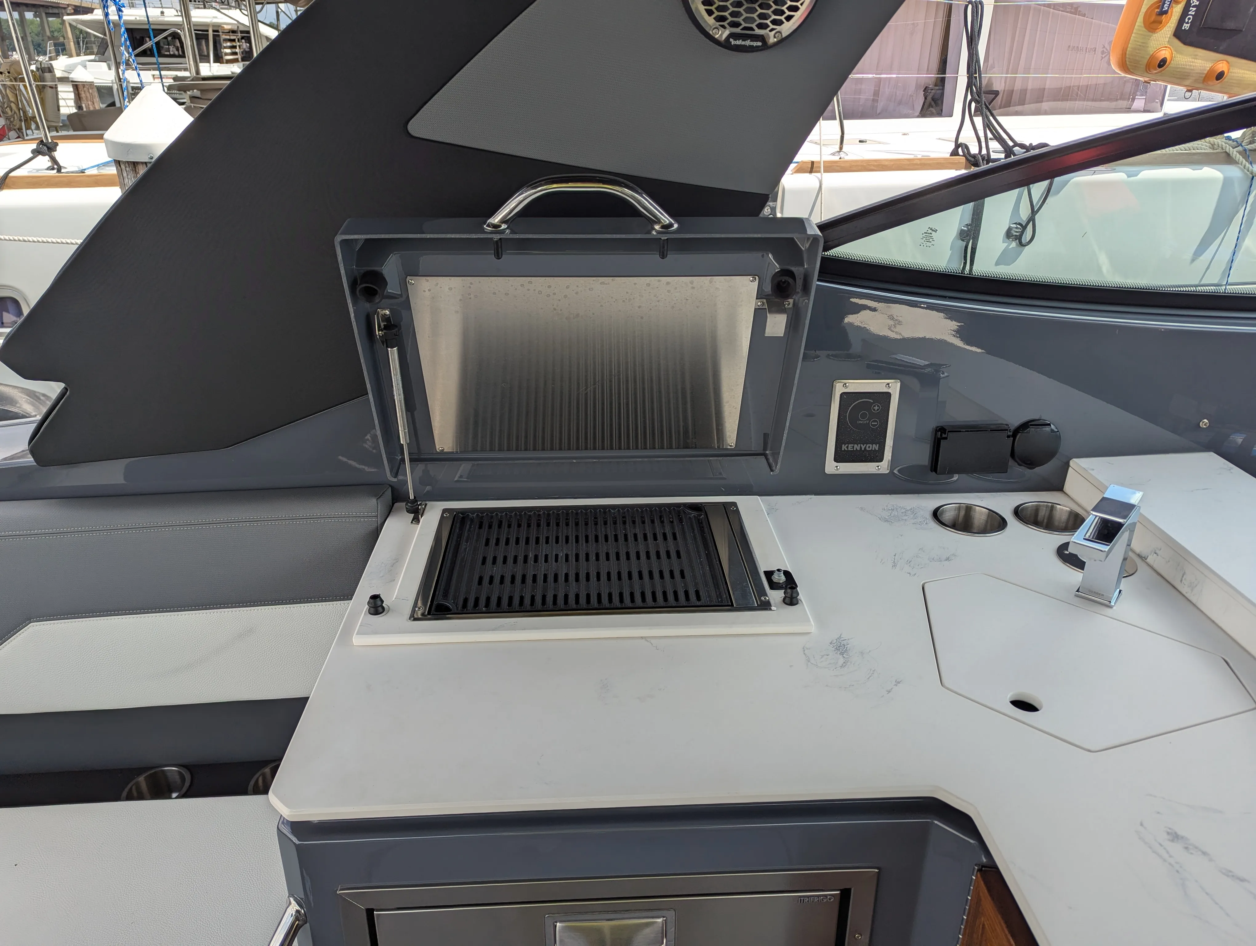 2024 Cruisers Yachts 38 GLS-OB Image Thumbnail #14