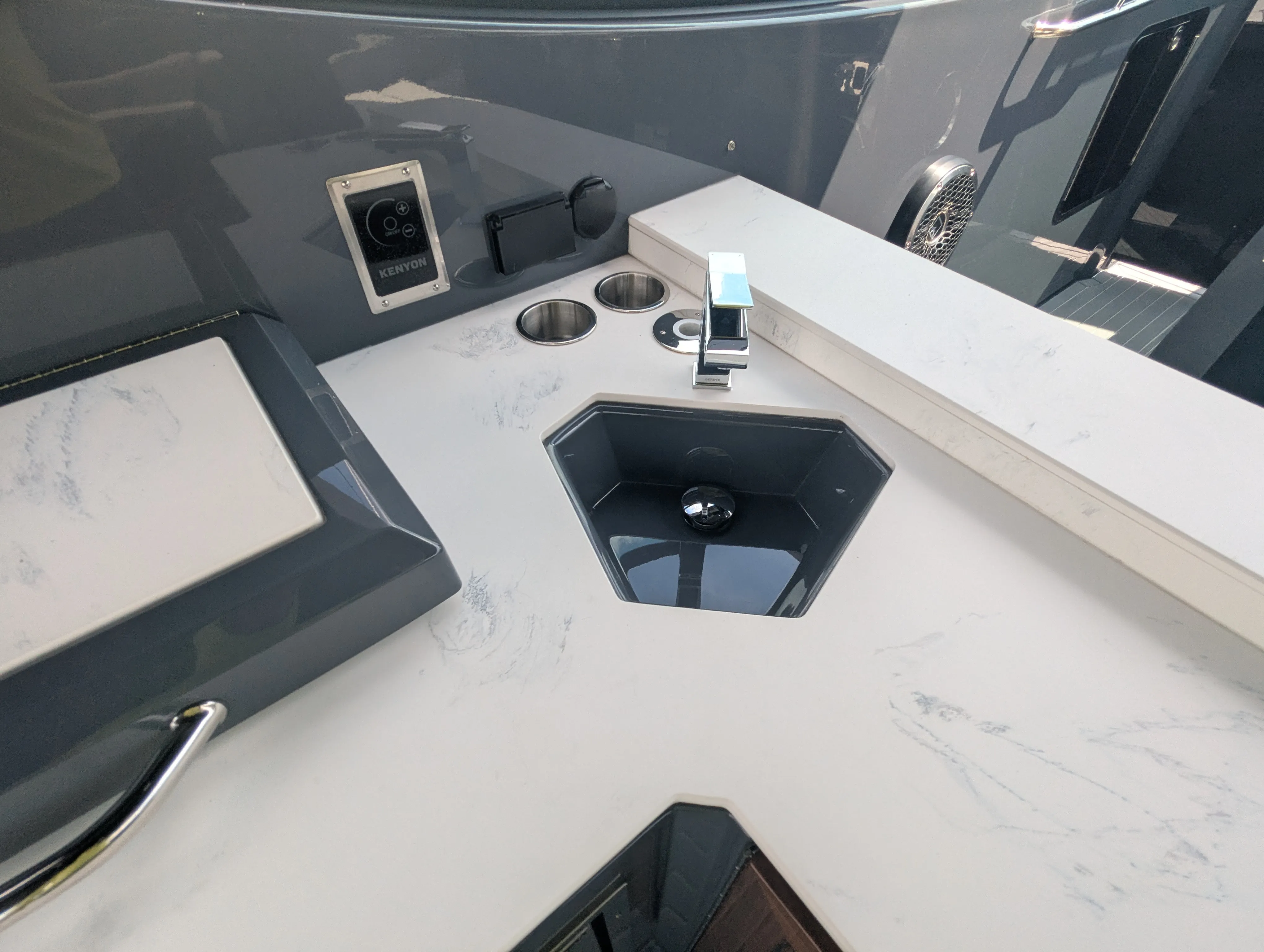 2024 Cruisers Yachts 38 GLS-OB Image Thumbnail #30