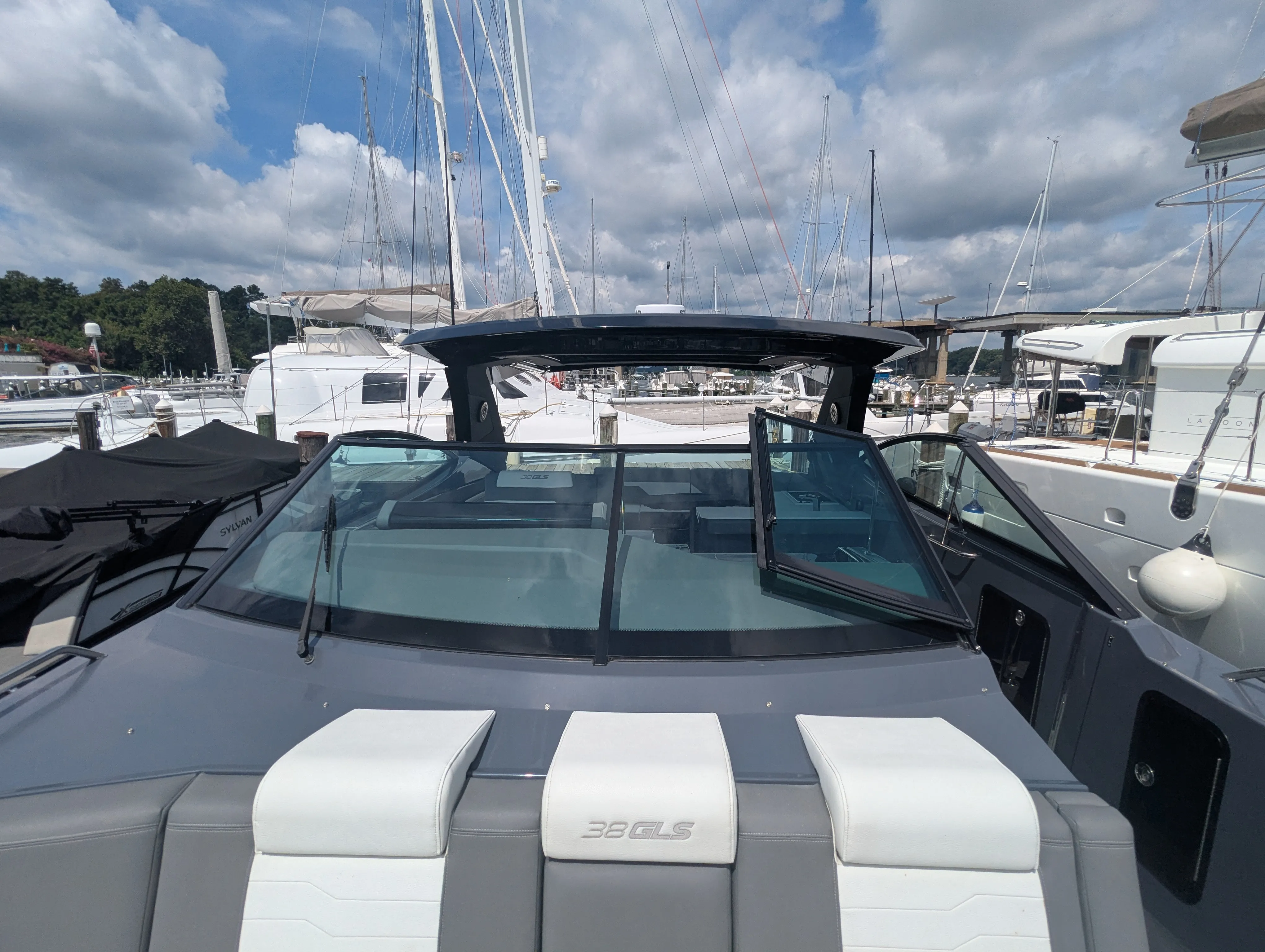 2024 Cruisers Yachts 38 GLS-OB Image Thumbnail #26