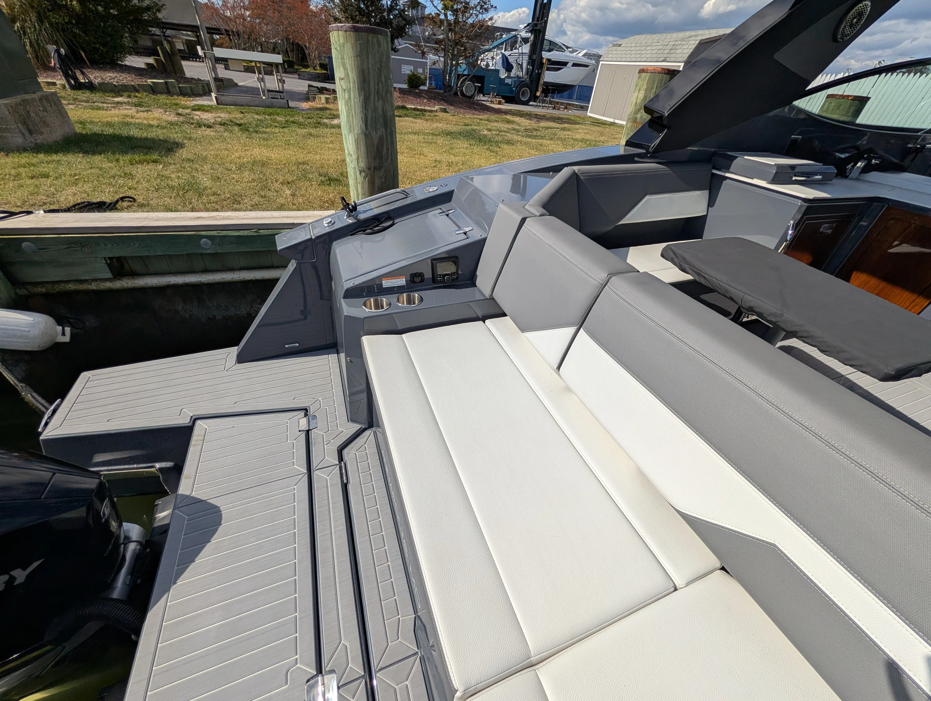 2024 Cruisers Yachts 38 GLS-OB Image Thumbnail #14