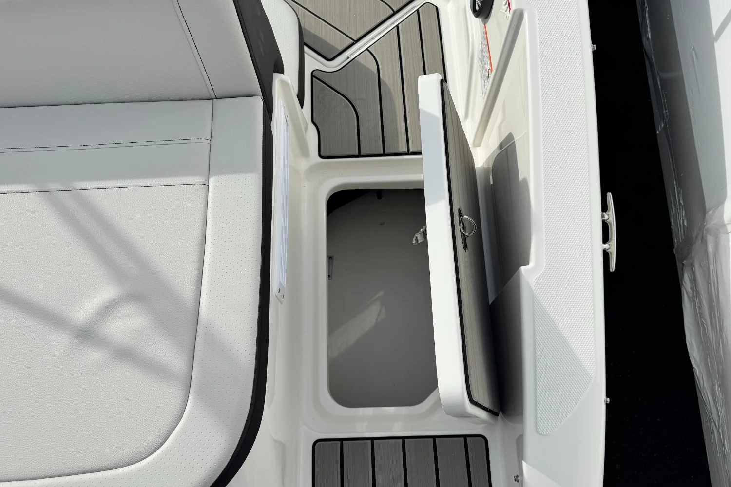 2026 Sea Ray SPX 210 Outboard Image Thumbnail #14