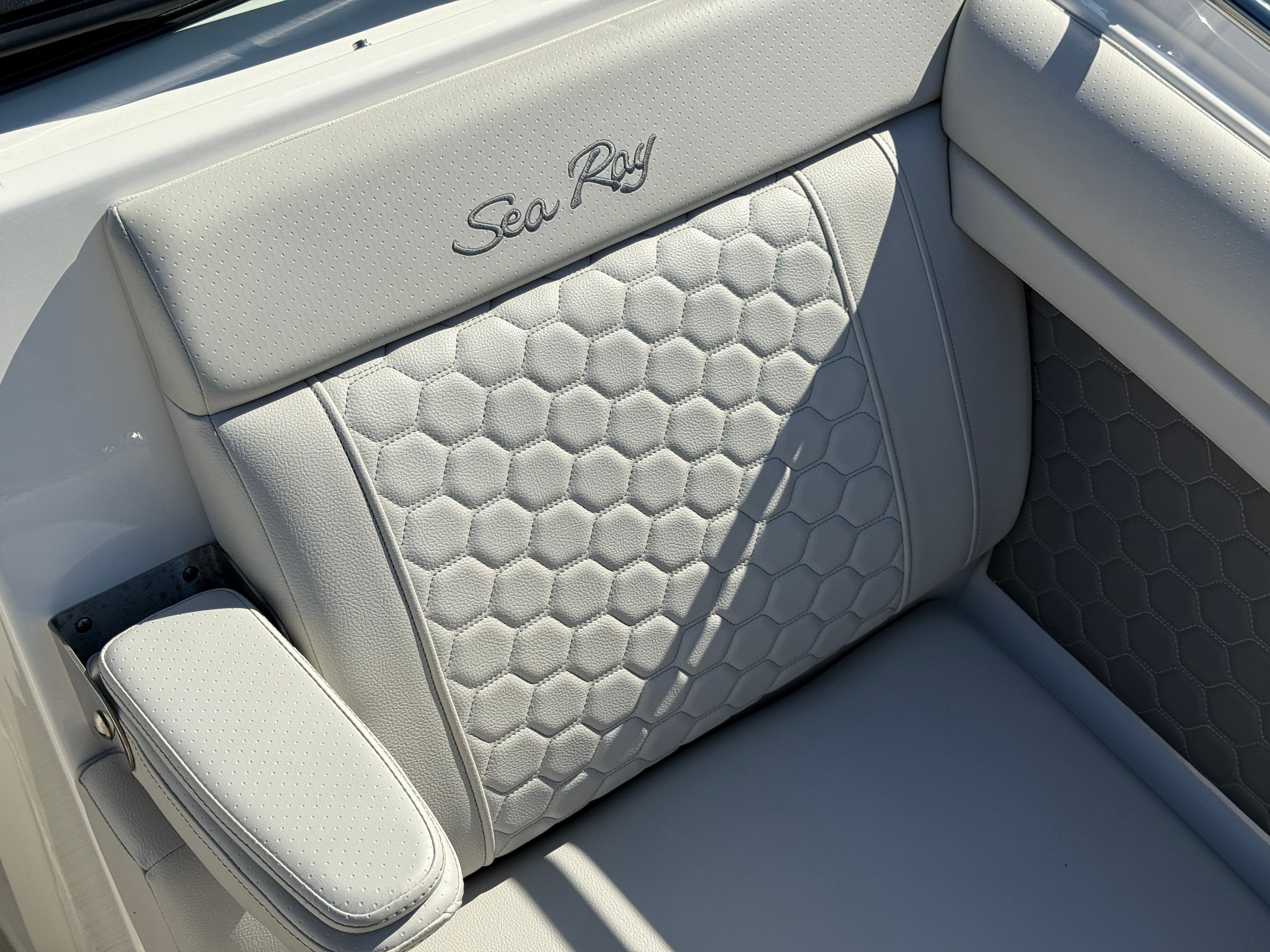 2022 Sea Ray SDX 270 Outboard Image Thumbnail #32