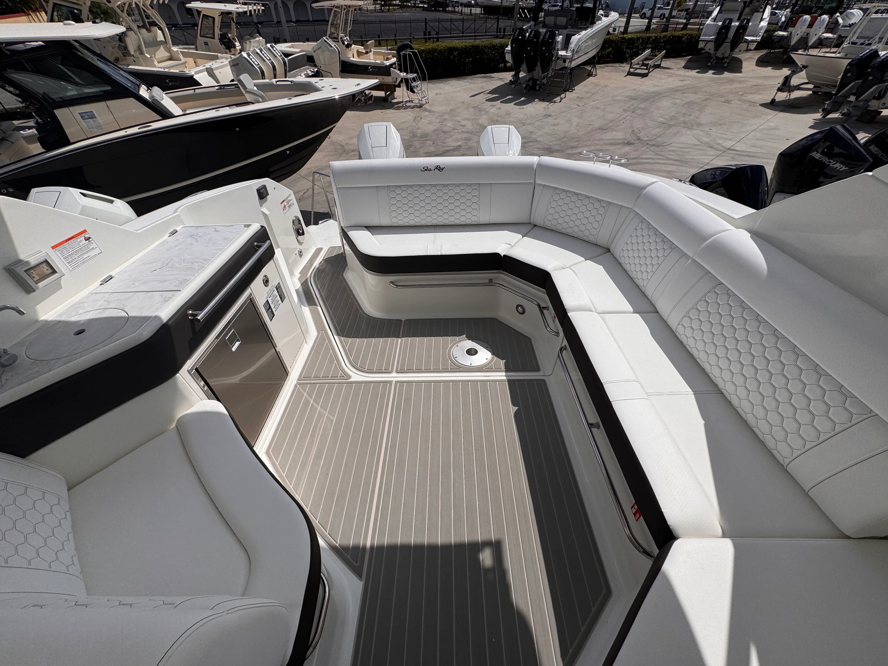 2026 Sea Ray Sundancer 320 Outboard Image Thumbnail #7