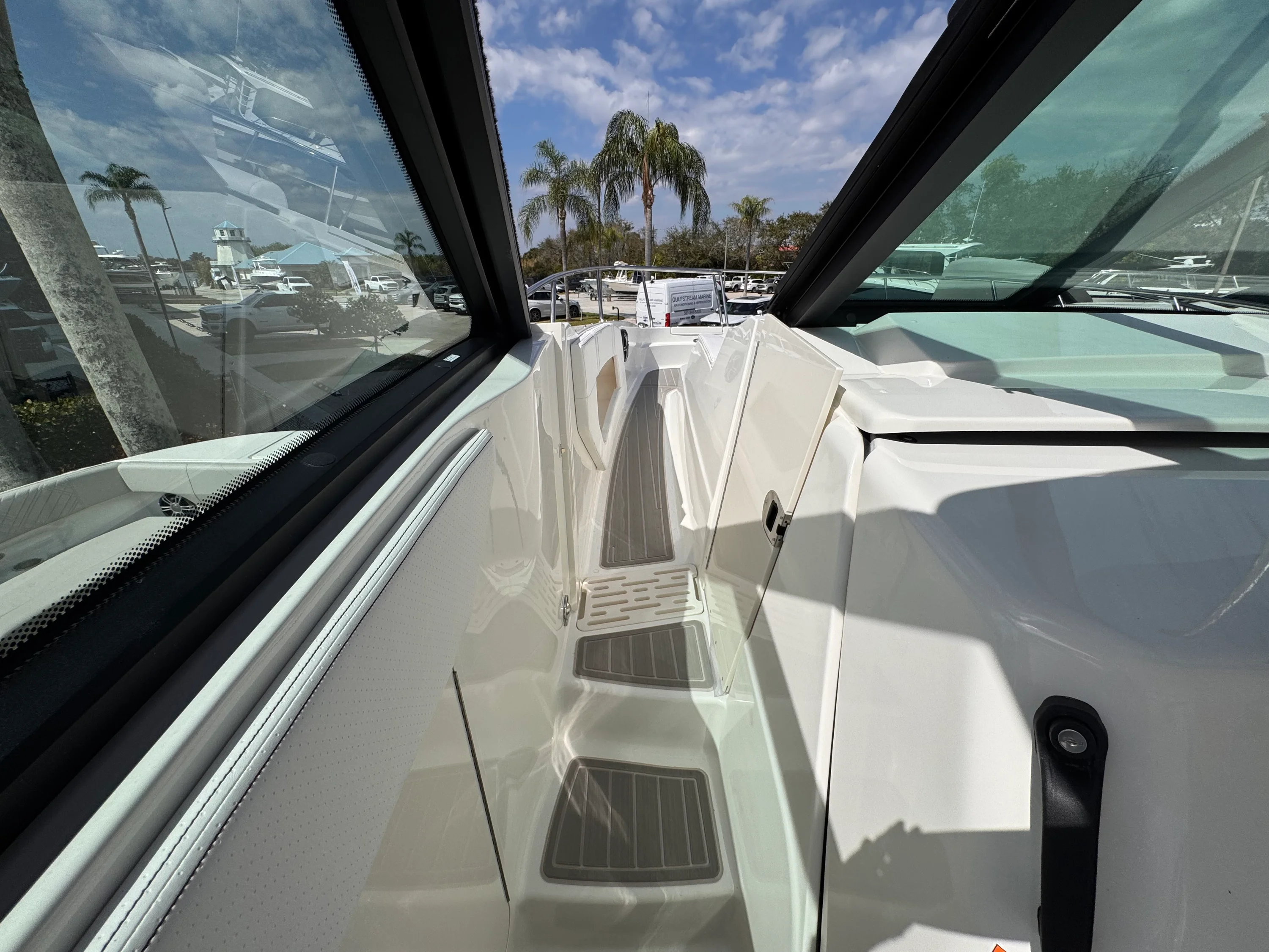 2026 Sea Ray Sundancer 320 Outboard Image Thumbnail #20