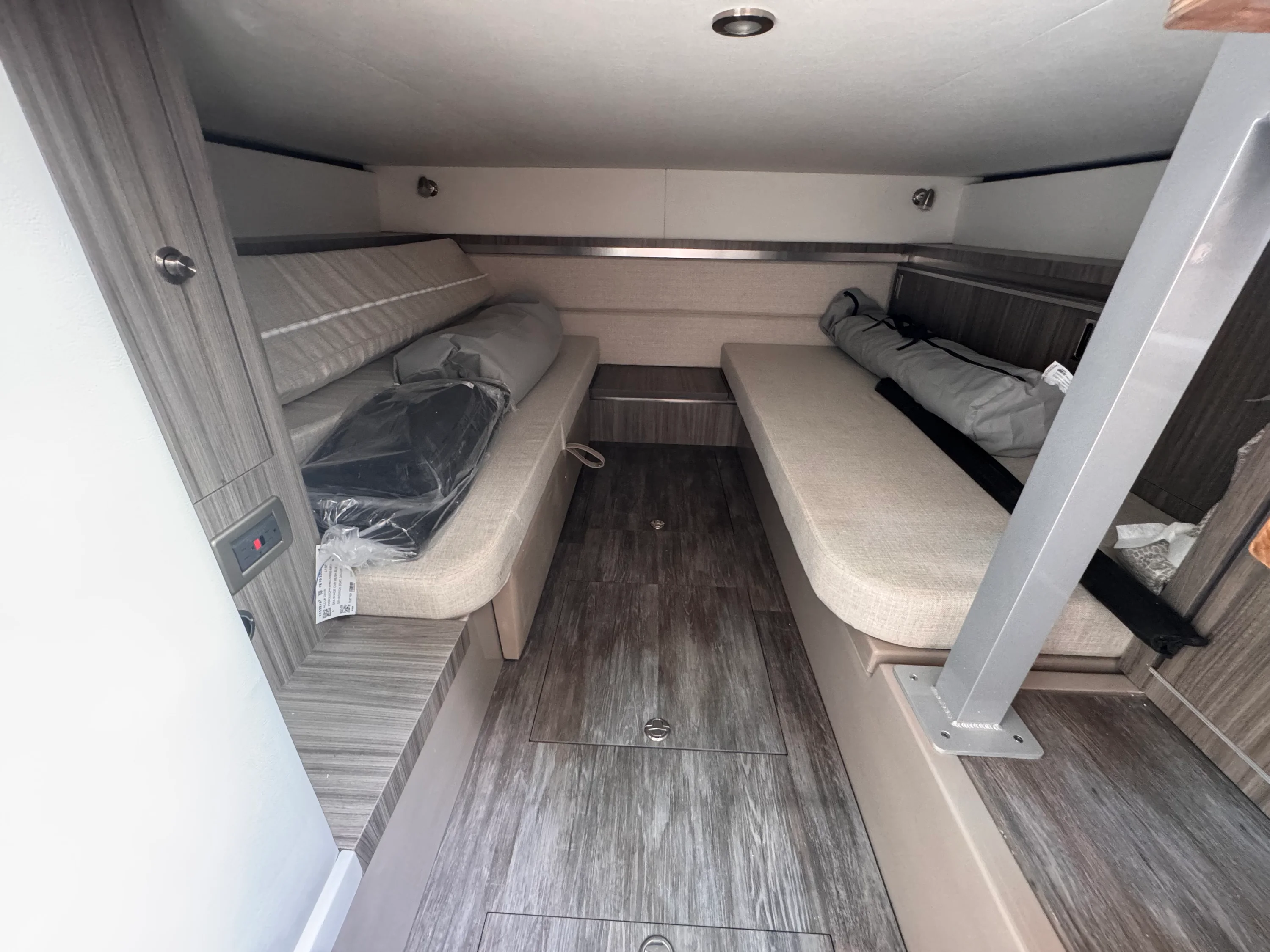 2026 Sea Ray Sundancer 320 Outboard Image Thumbnail #29