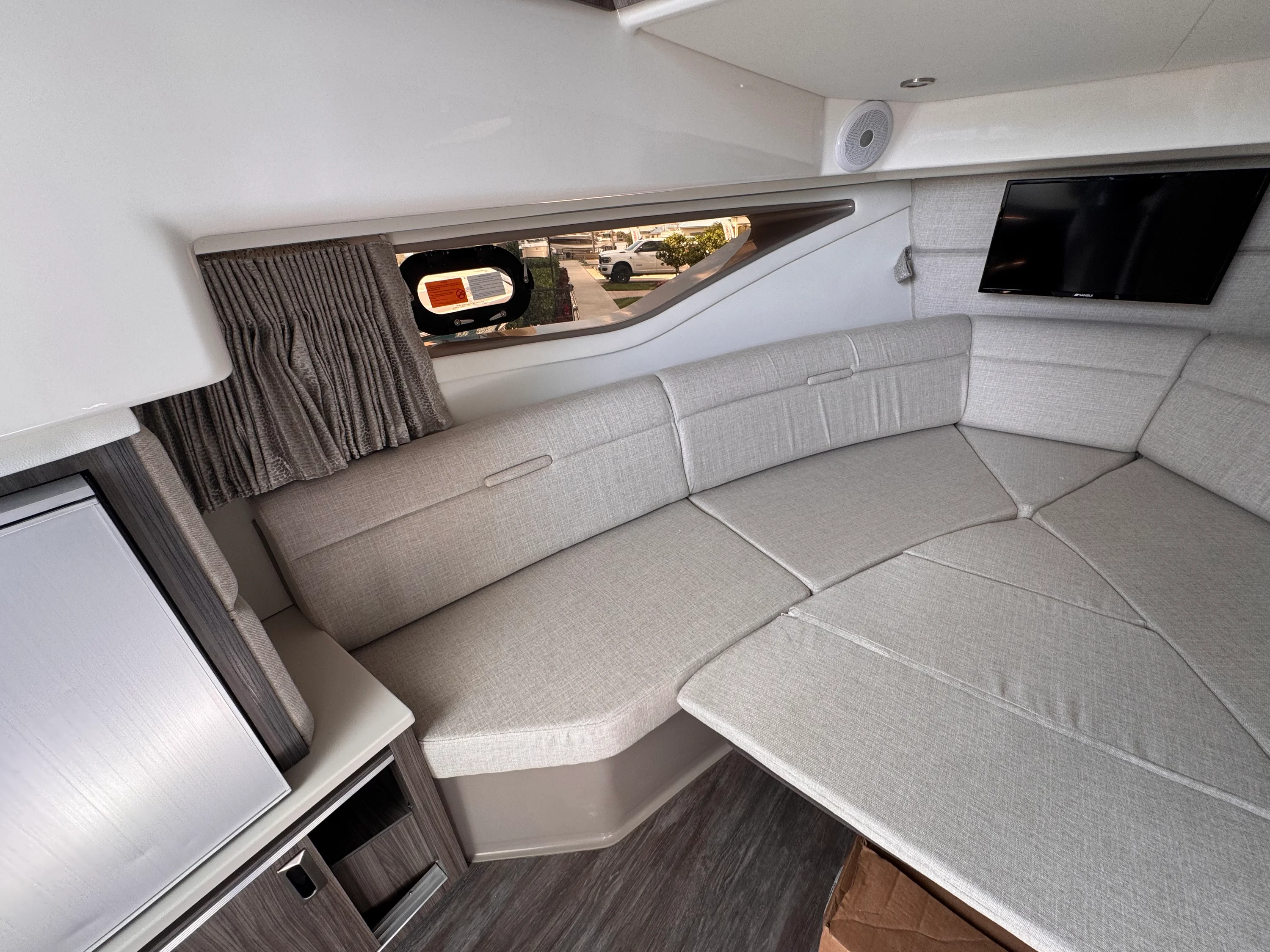 2026 Sea Ray Sundancer 320 Outboard Image Thumbnail #27