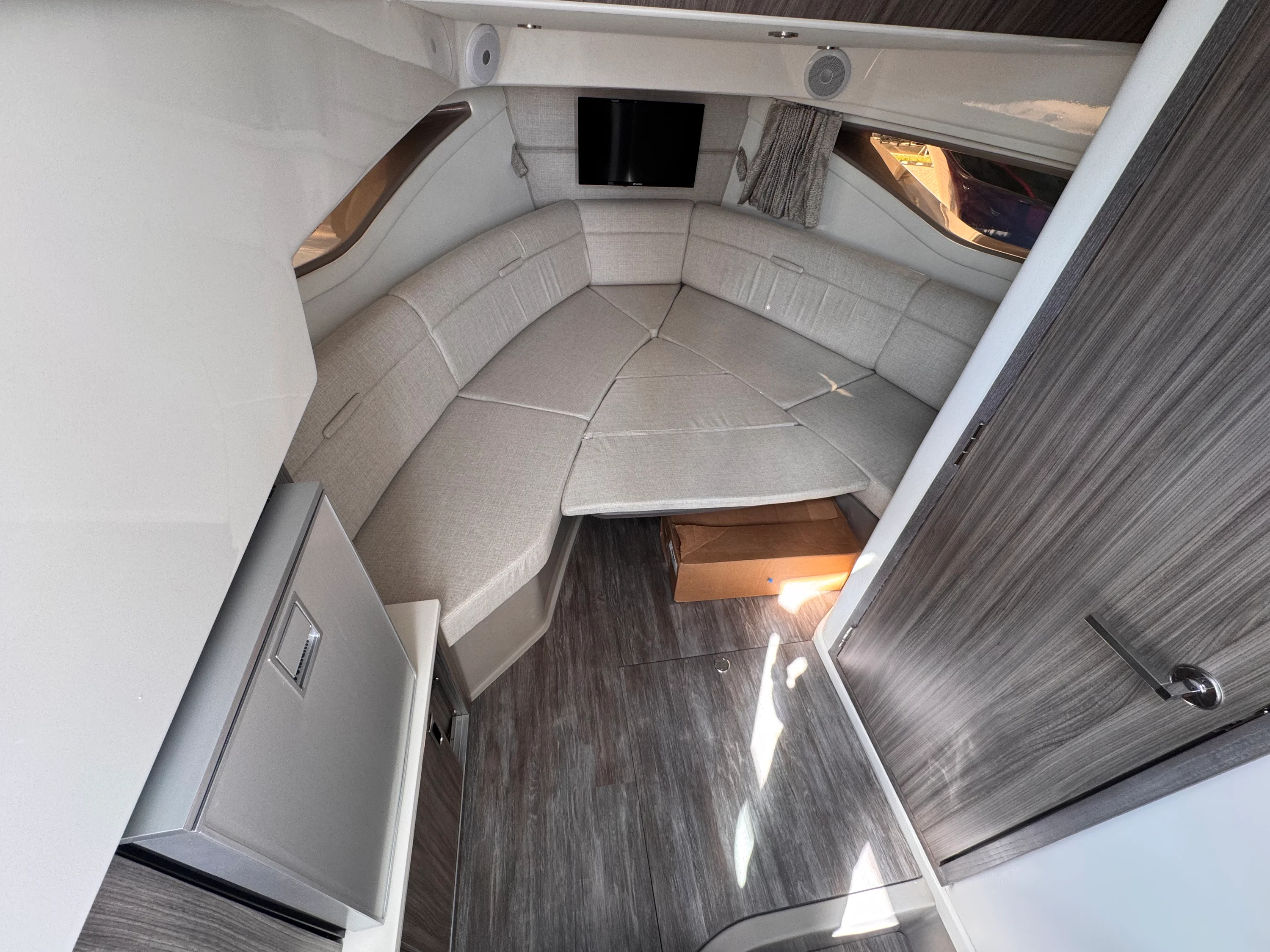 2026 Sea Ray Sundancer 320 Outboard Image Thumbnail #25