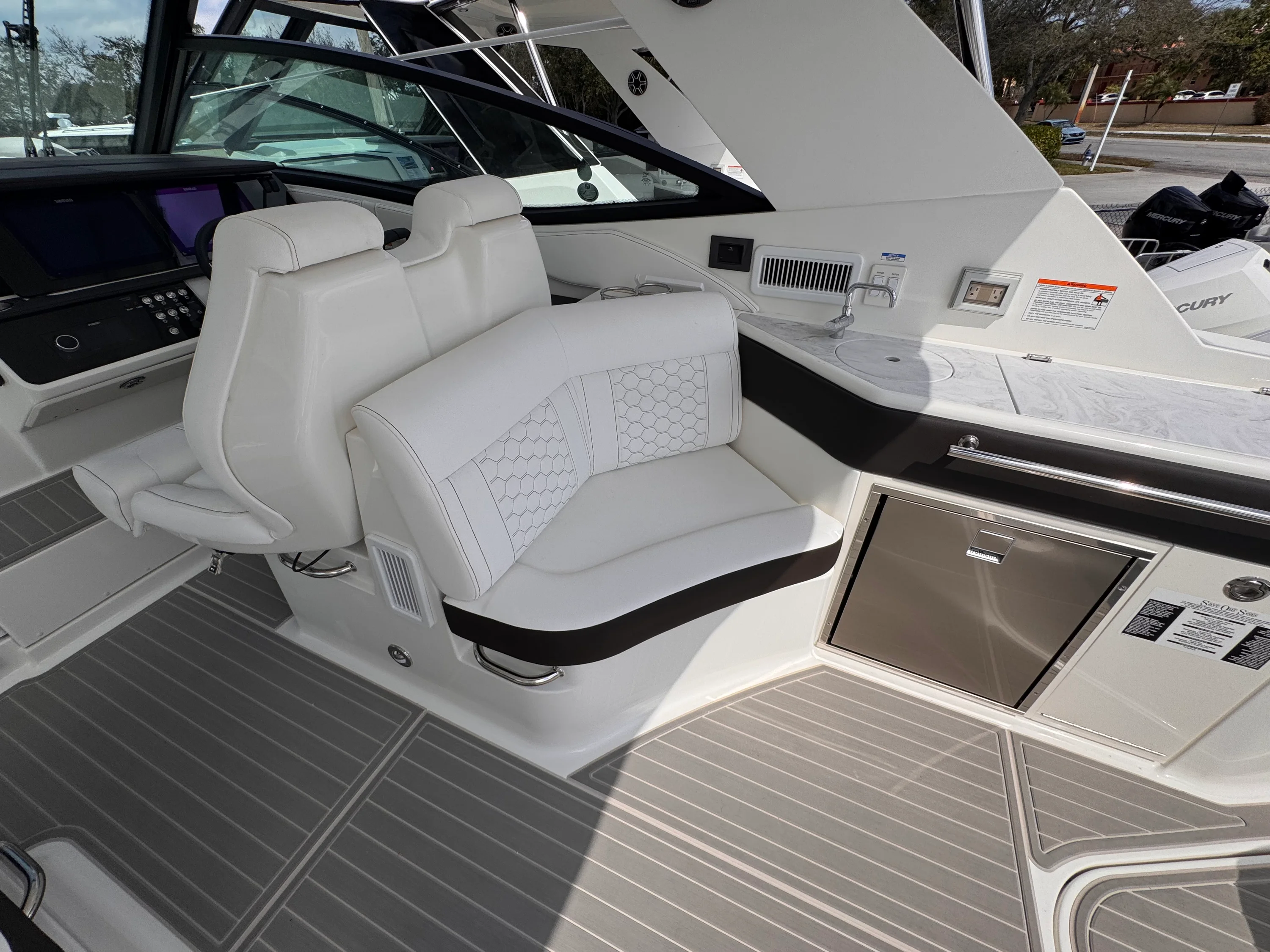 2026 Sea Ray Sundancer 320 Outboard Image Thumbnail #10