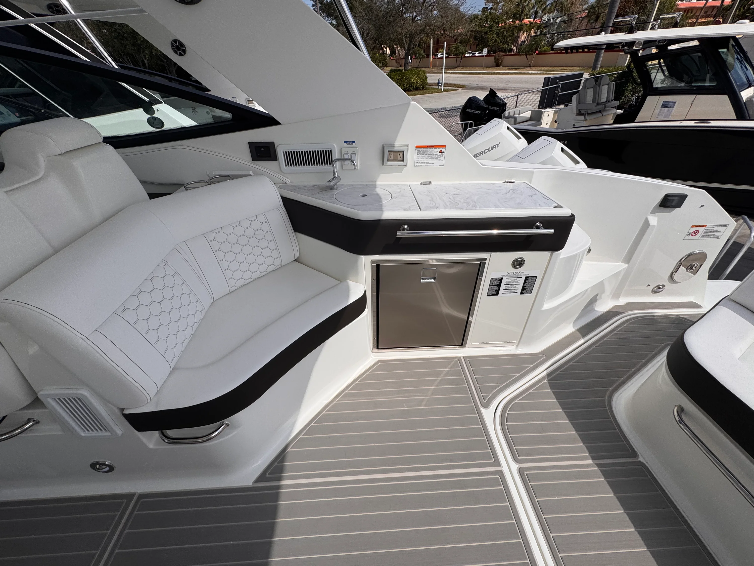 2026 Sea Ray Sundancer 320 Outboard Image Thumbnail #9