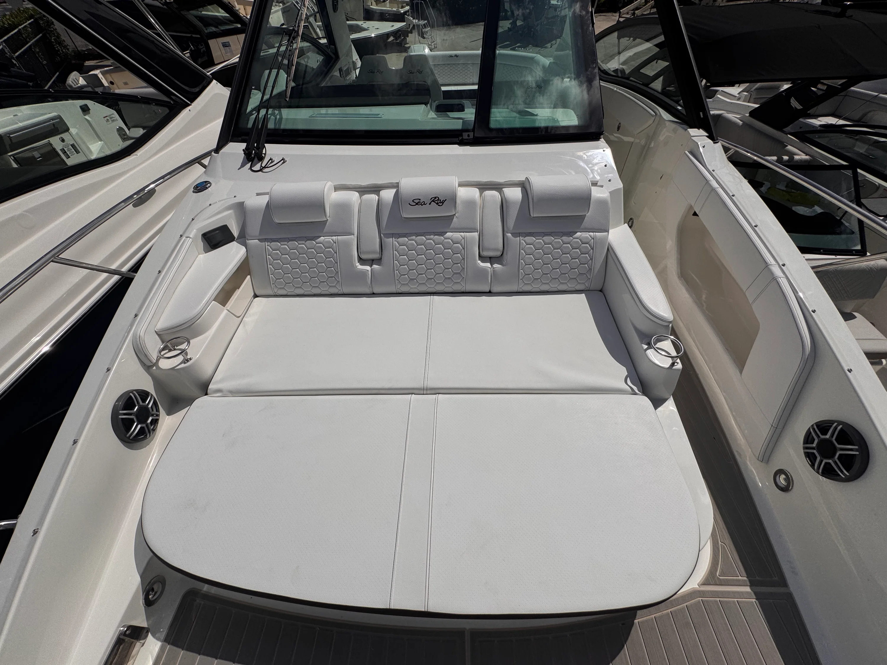 2026 Sea Ray Sundancer 320 Outboard Image Thumbnail #22