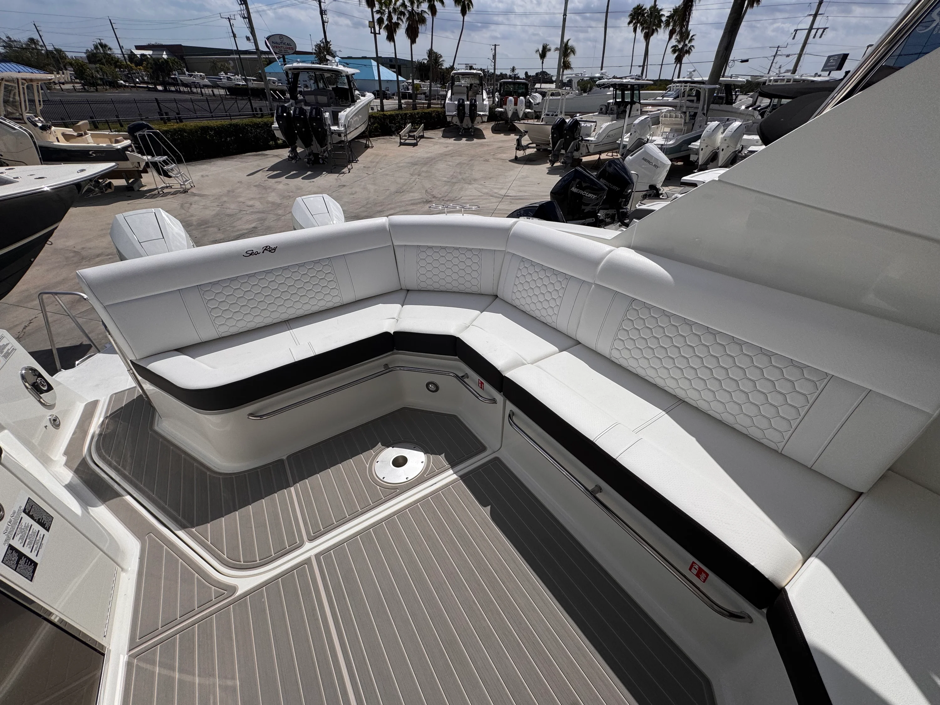 2026 Sea Ray Sundancer 320 Outboard Image Thumbnail #8