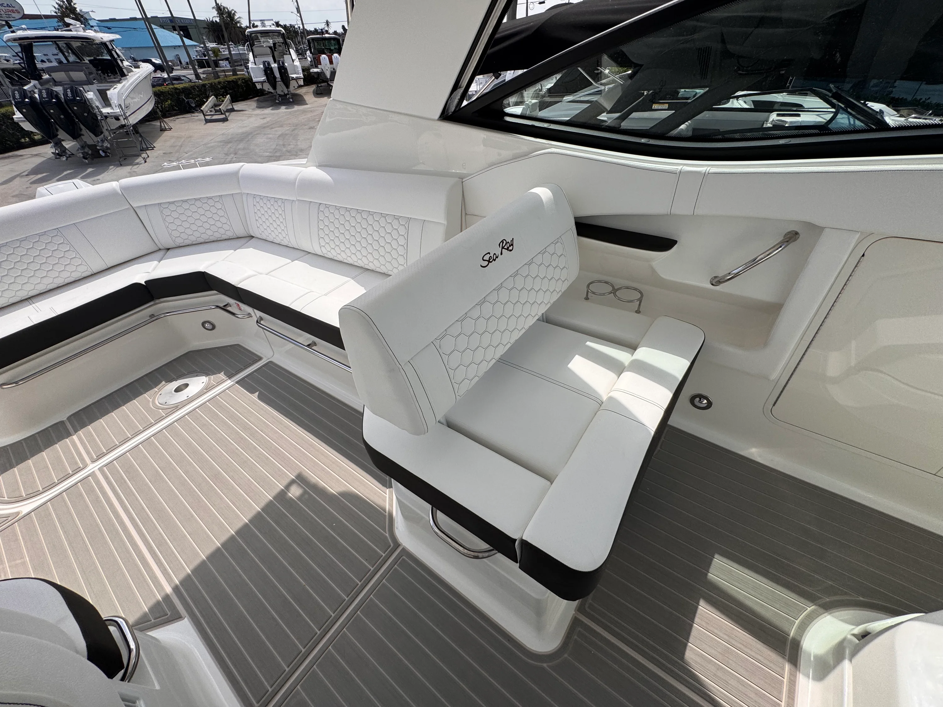 2026 Sea Ray Sundancer 320 Outboard Image Thumbnail #18