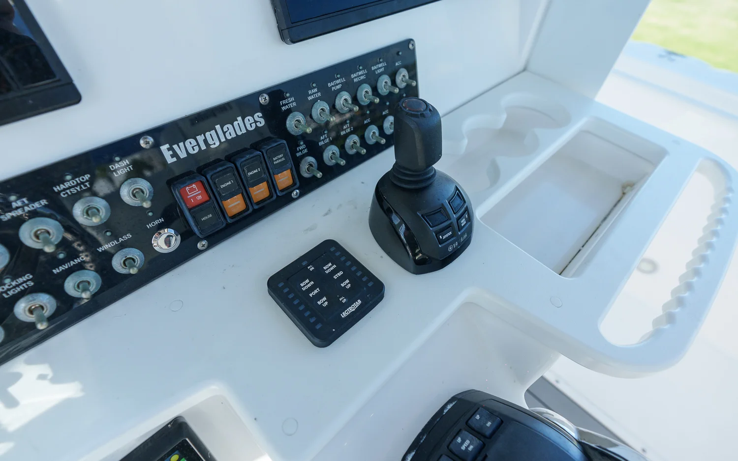 2017 Everglades 325 CC Image Thumbnail #24