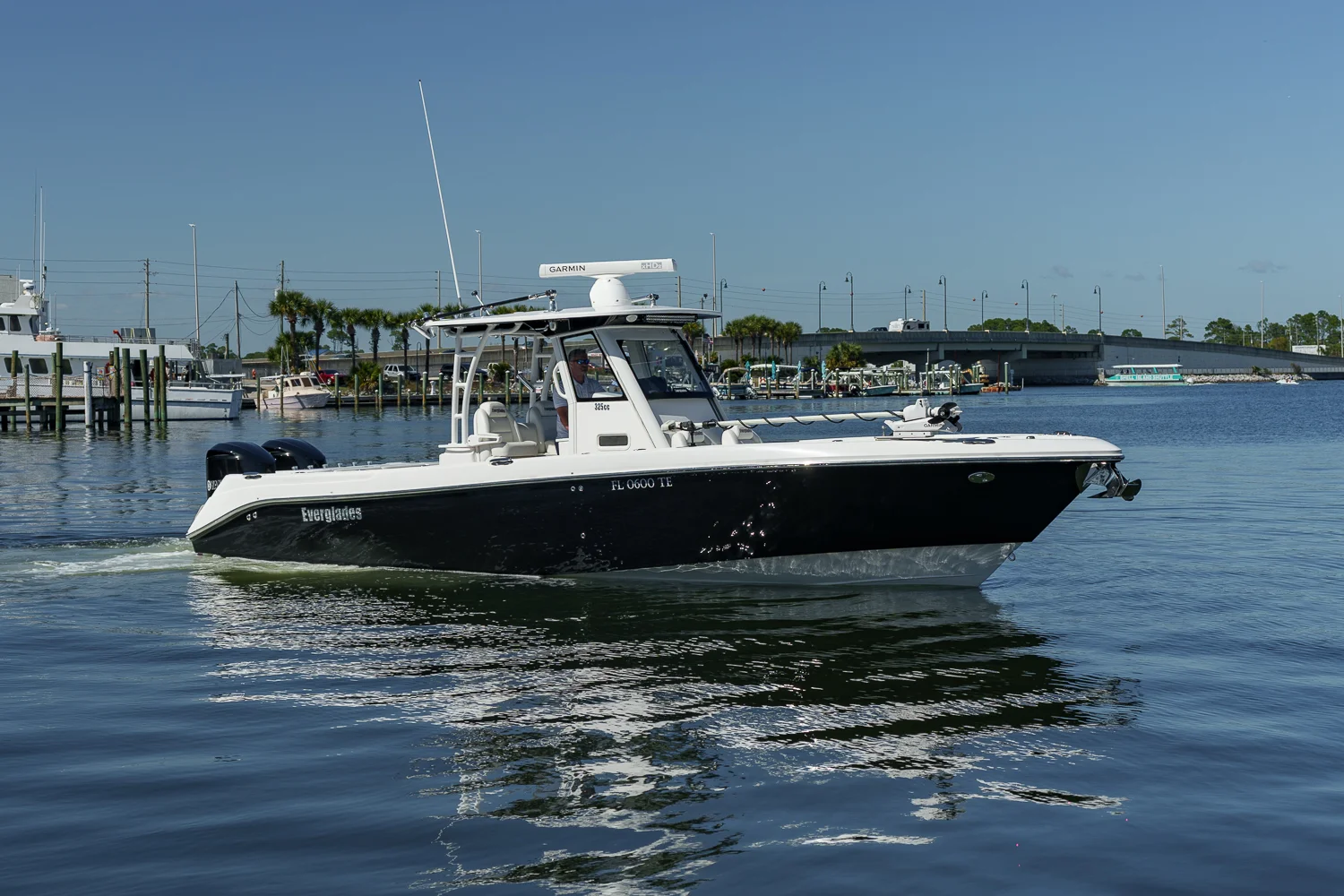 2017 Everglades 325 CC Image Thumbnail #4