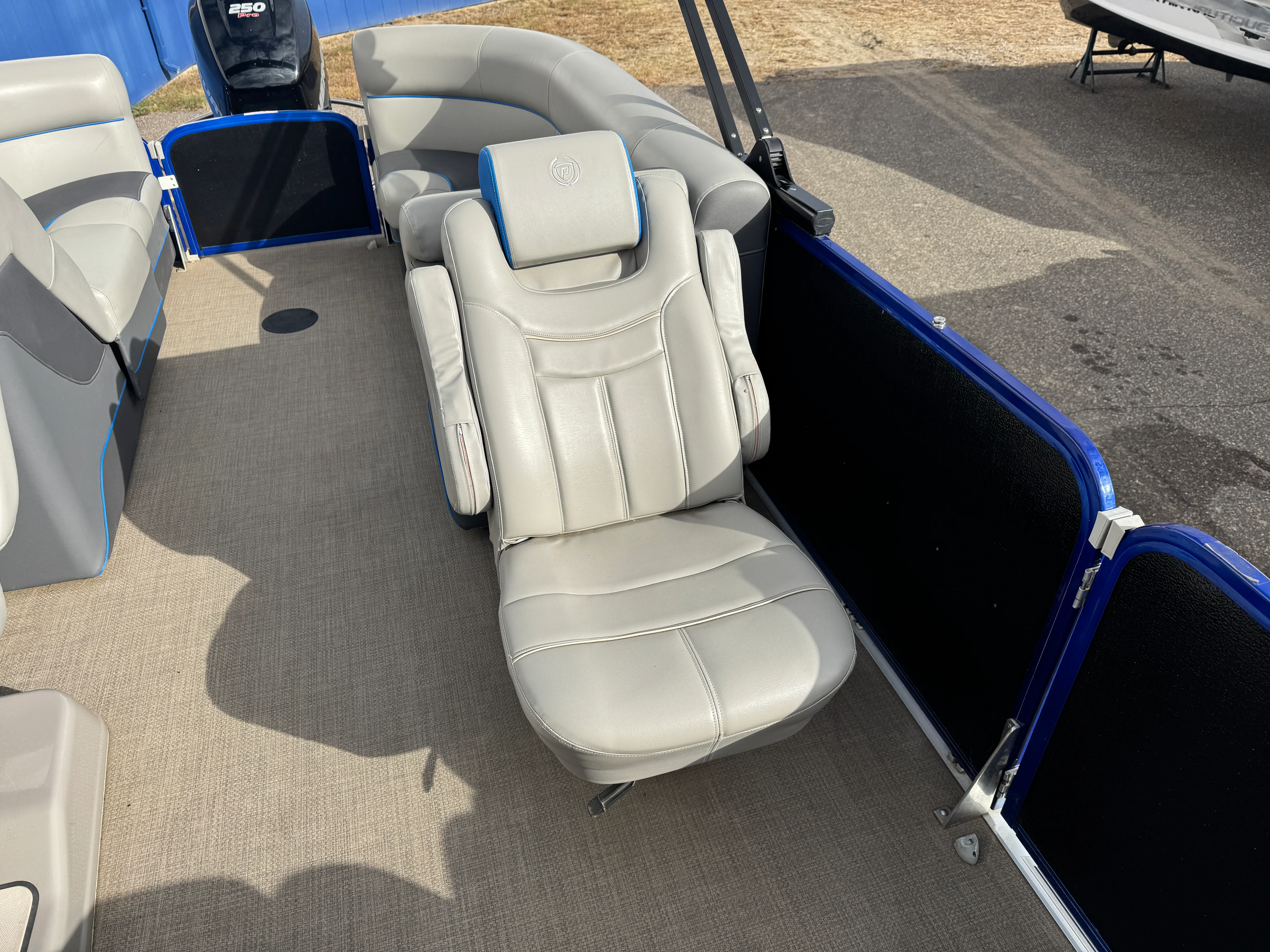 2016 Premier 230 SOLARIS Image Thumbnail #18