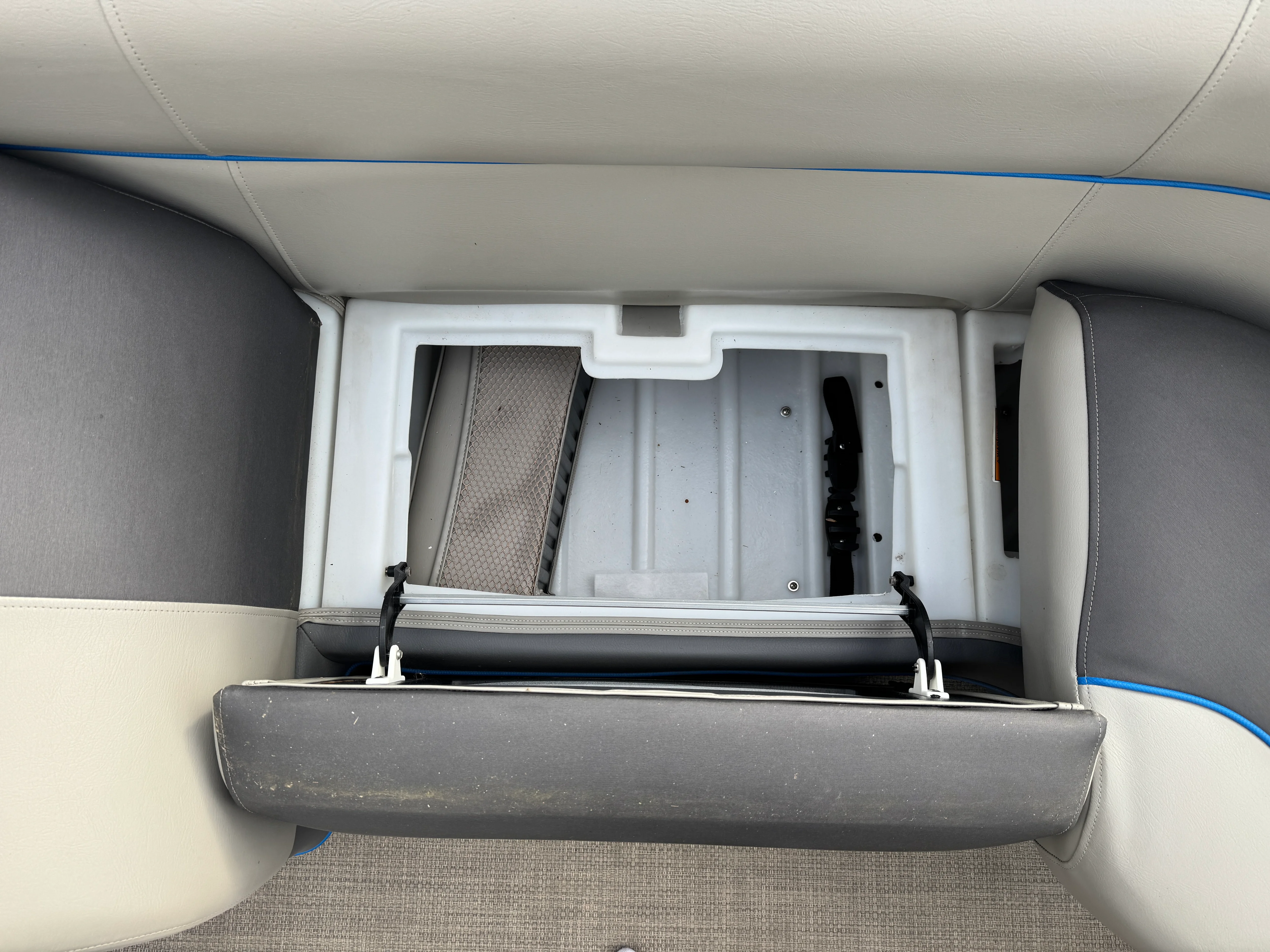 2016 Premier 230 SOLARIS Image Thumbnail #36